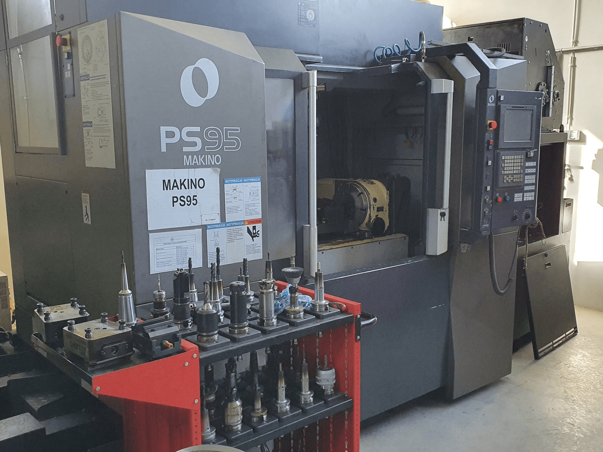 Vista frontale della macchina Makino PS95