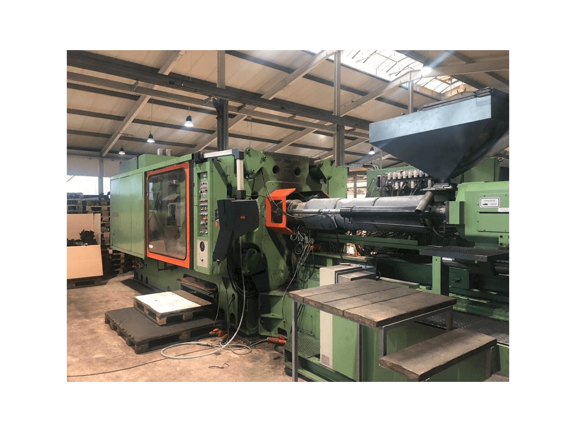 Vista laterale sinistra della macchina Windsor W1000