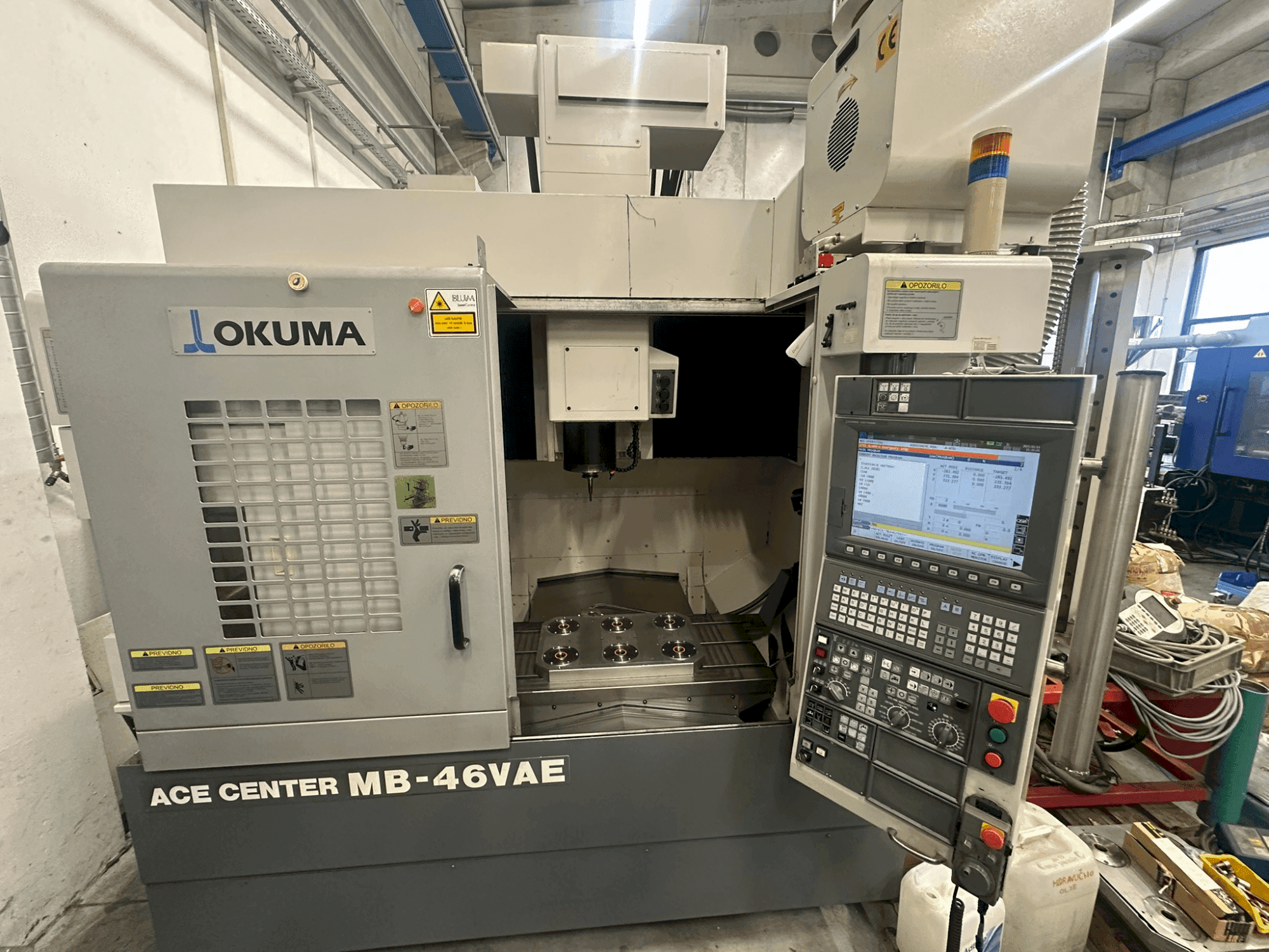 Vista frontale della macchina Okuma MA-46 VAE