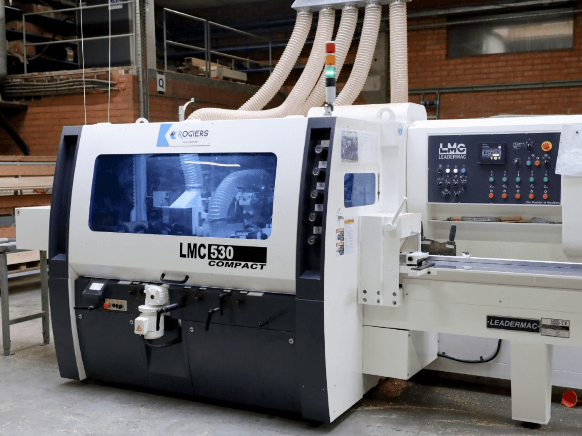 LEADERMAC LMC 530 Macchina compatta per la lavorazione del legno; la vista frontale mostra i comandi, l'aspirazione della polvere e le caratteristiche dell'area di lavoro.