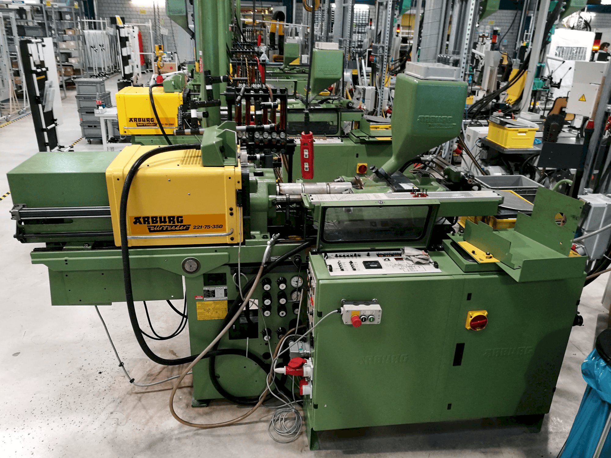 Vista laterale destra della macchina Arburg Allrounder 221-75-350