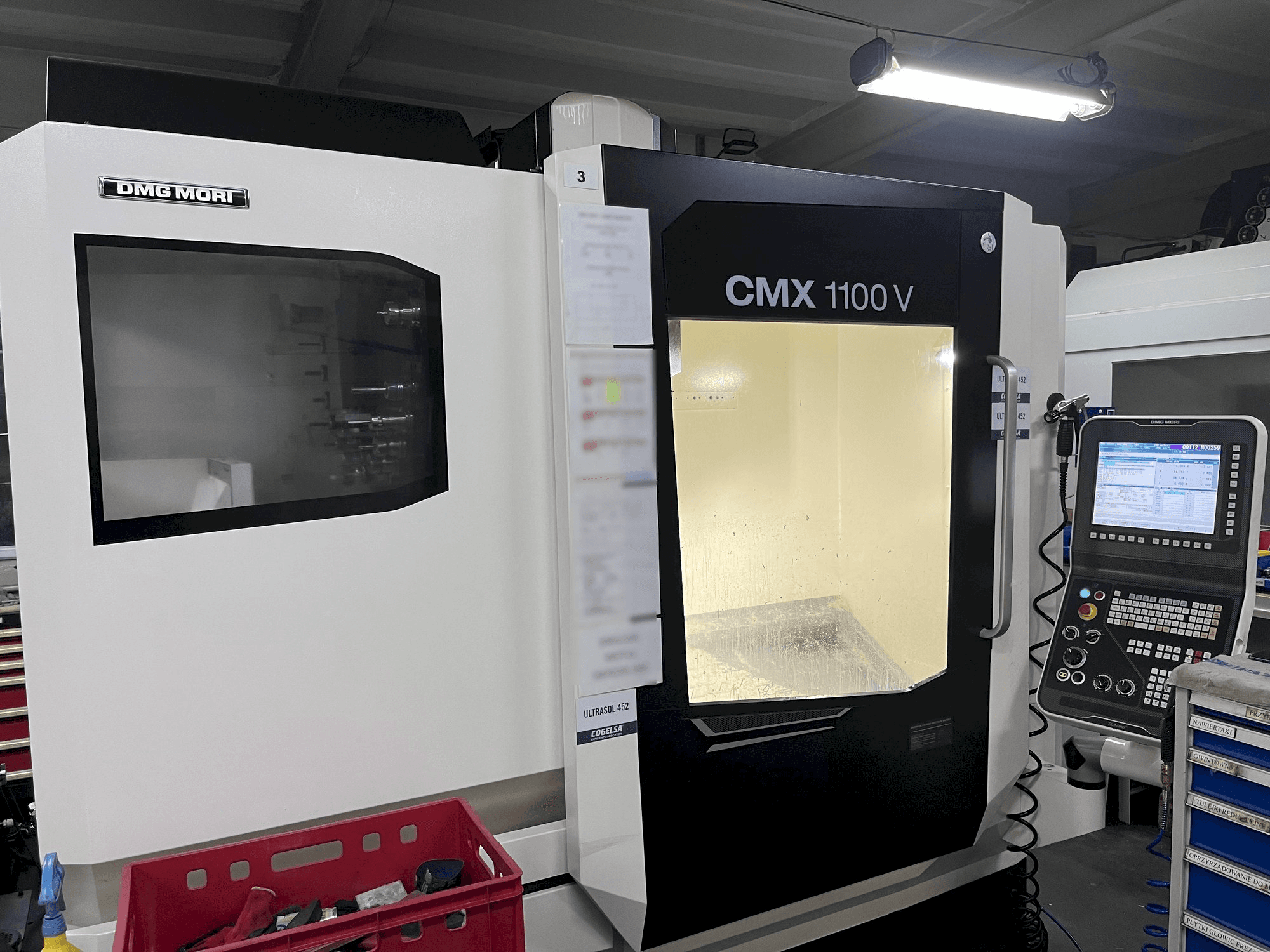 Vista laterale sinistra della macchina DMG MORI CMX 1100 V