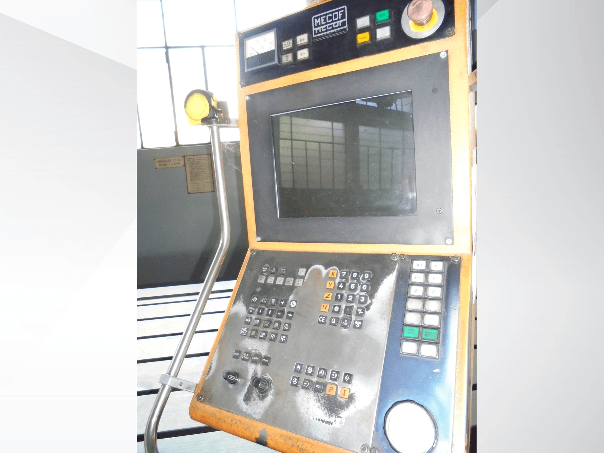 Pannello di controllo Mecof con display digitale, pulsanti e manopole; vista frontale che mostra l'usura dei comandi.
