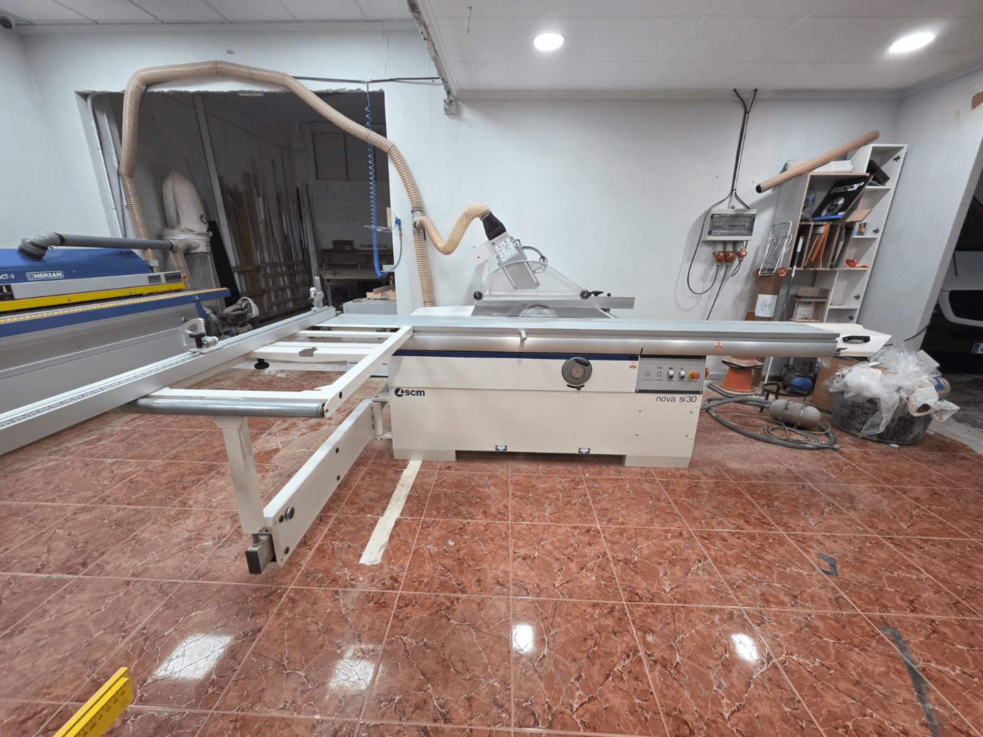 Sega a pannelli SCM NOVA SI 30 in un'officina, vista frontale, che mostra il tavolo di taglio e i comandi sul telaio.