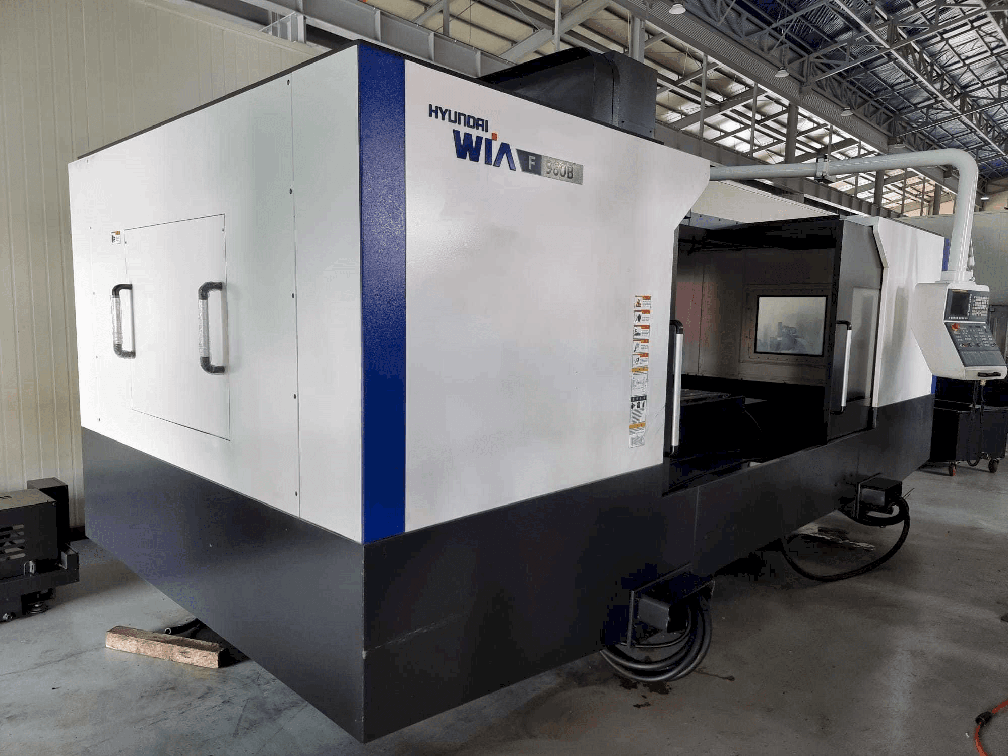 Vista frontale della macchina Hyundai Wia F960B