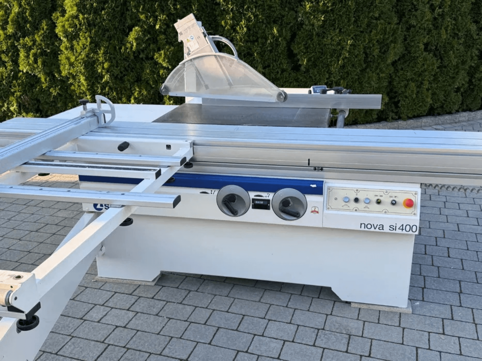 Sega circolare per legno SCM NOVA 400 vista frontale, dotata di lama, pannello di controllo e robusto telaio metallico.