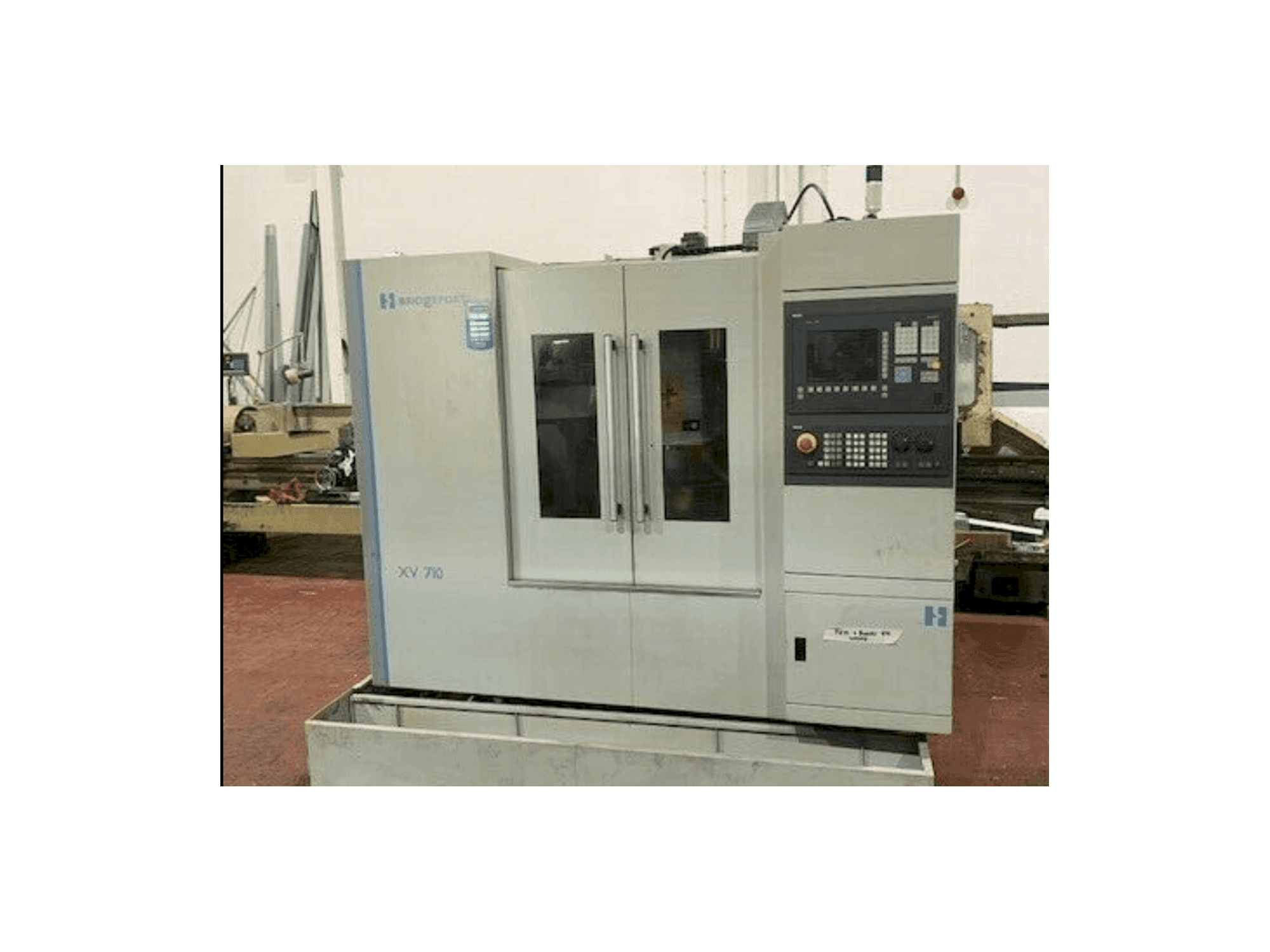 Vista frontale della macchina Bridgeport XV 710