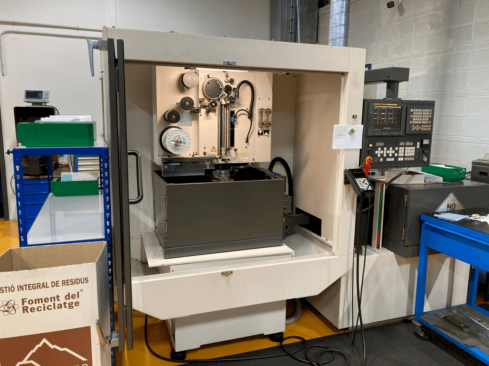 Vista frontale della macchina FANUC Robocut Alpha-0iA