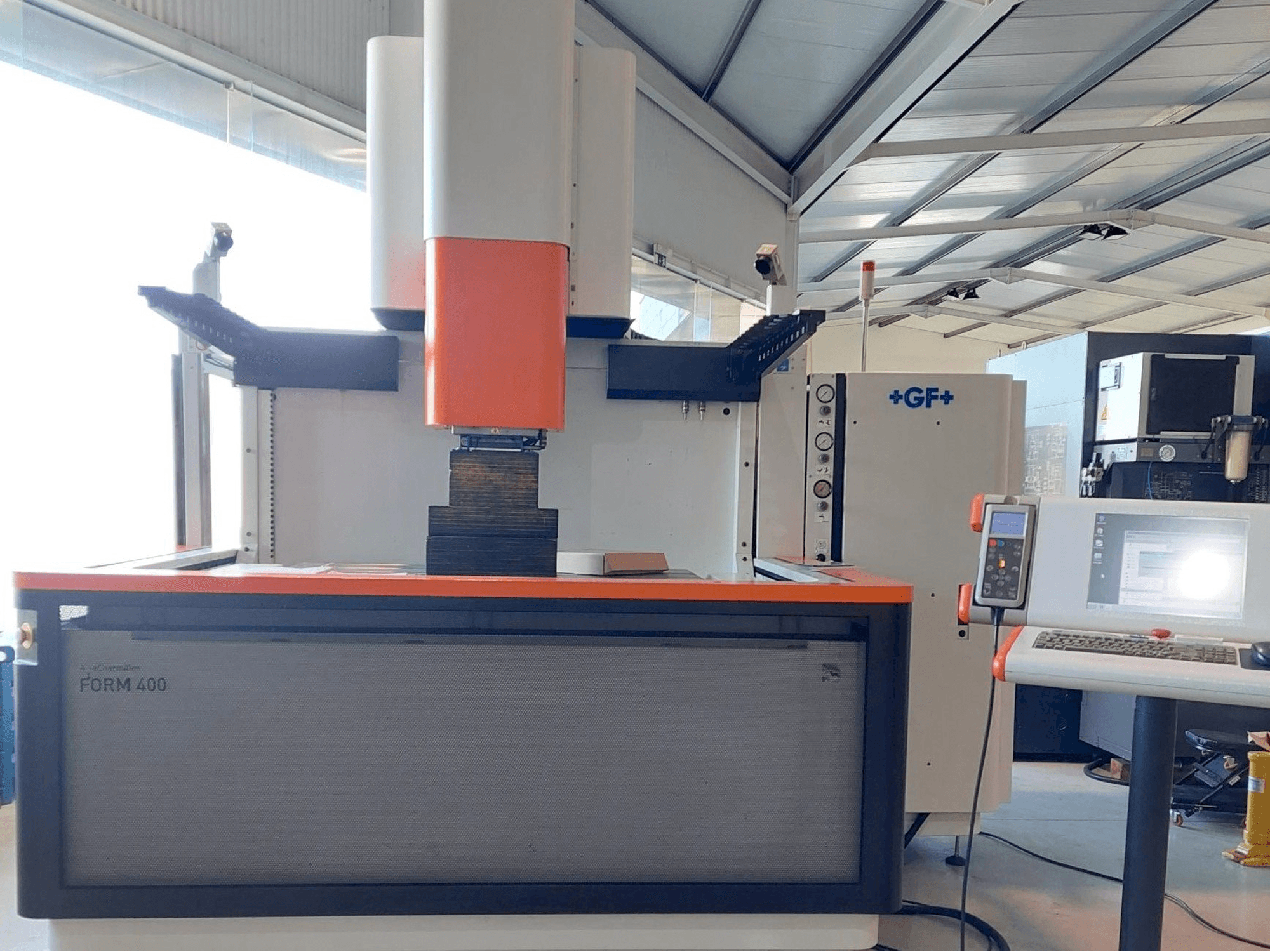 Vista frontale della macchina AgieCharmilles FORM 400