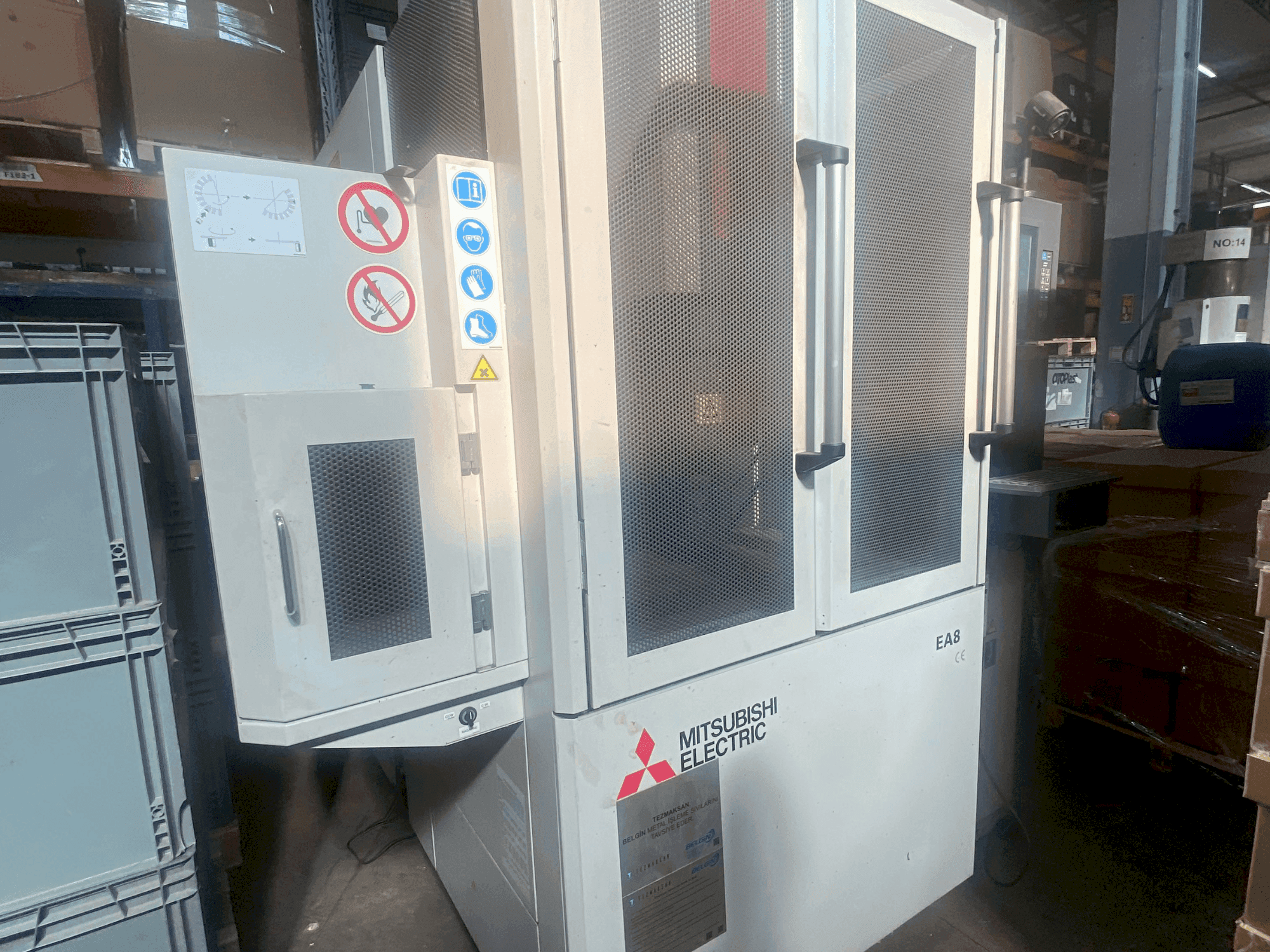 Vista frontale della macchina Mitsubishi EA8