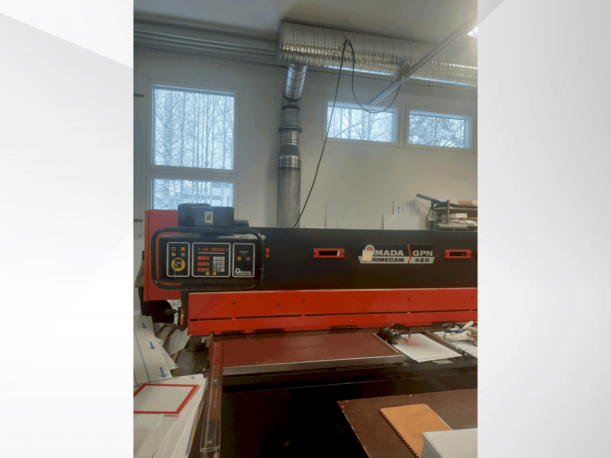 Vista frontale della macchina AMADA GPN 420