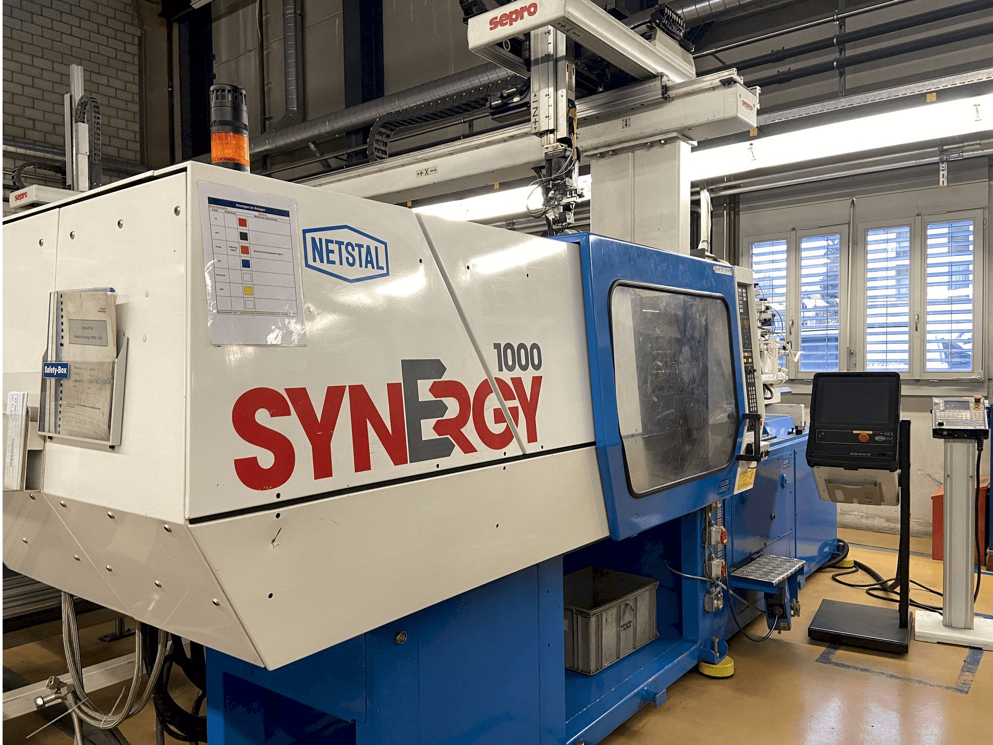 Vista frontale della macchina Netstal SYNERGY 1000-230