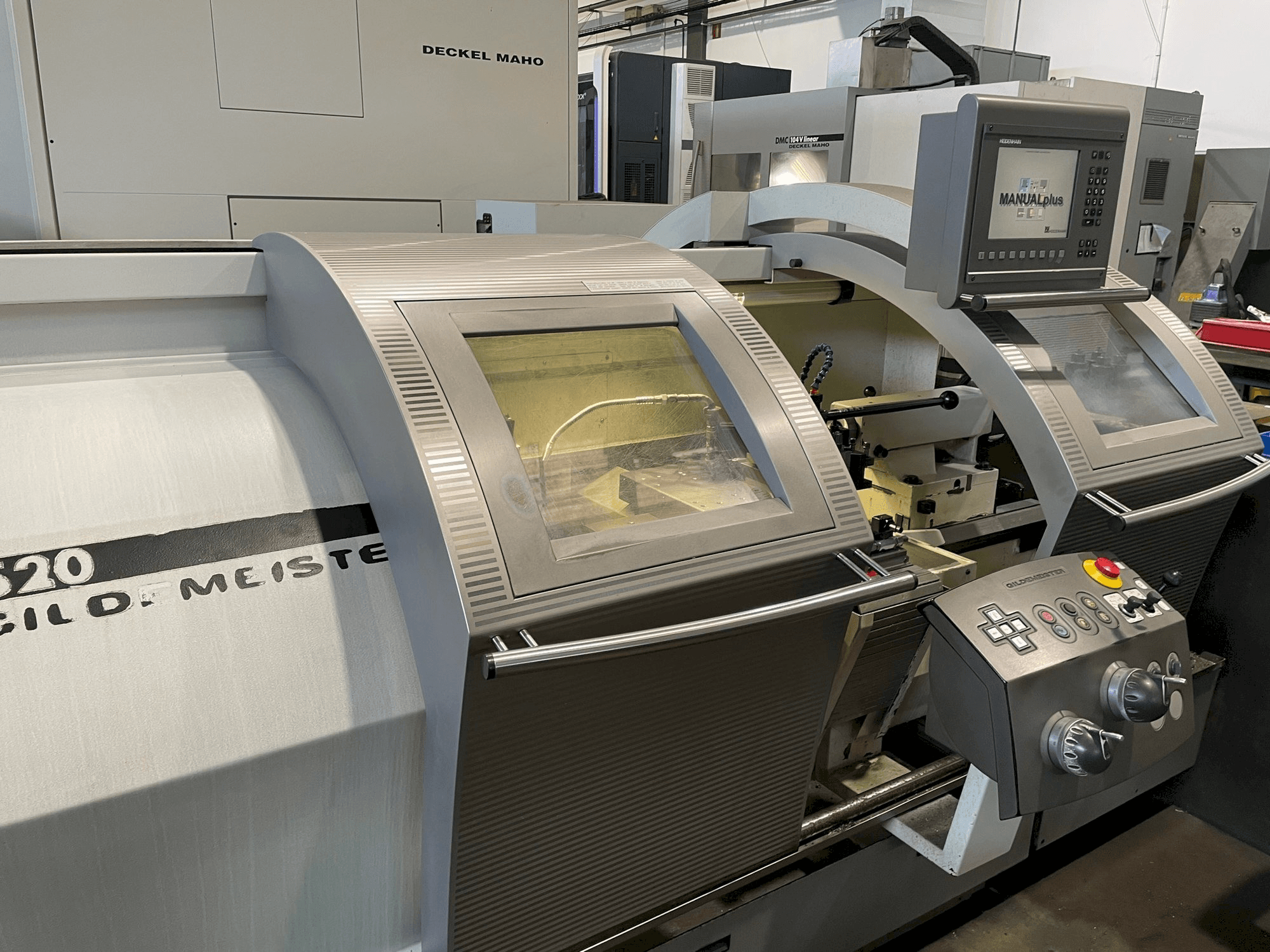 Vista frontale della macchina Gildemeister NEF 520