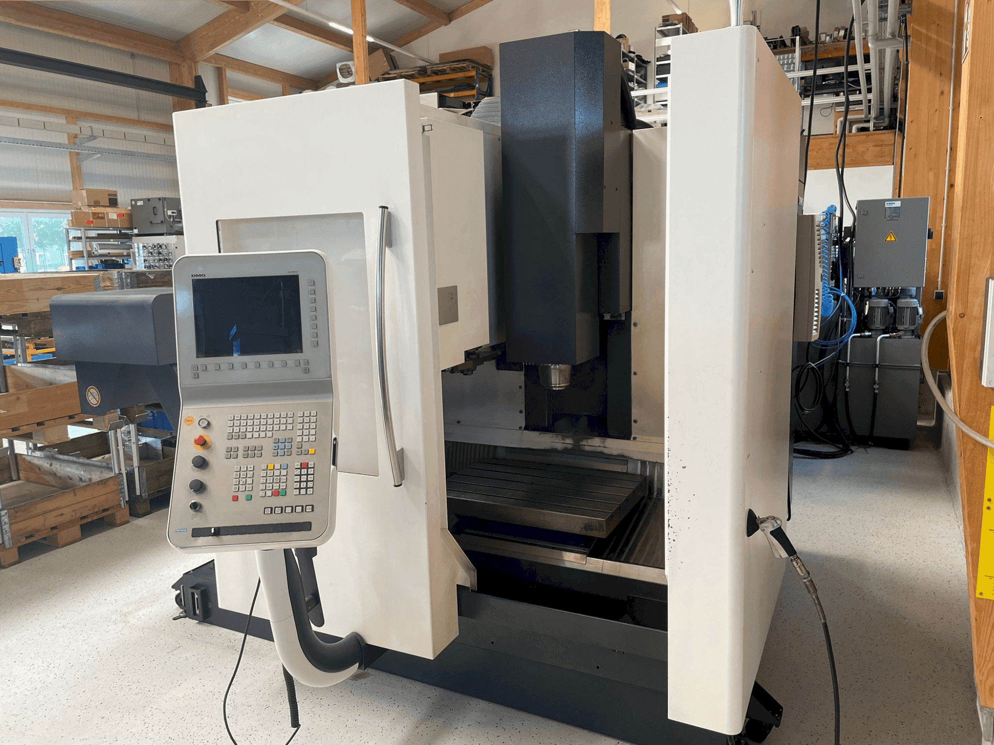 Vista frontale della macchina DMG DMC 635 V eco