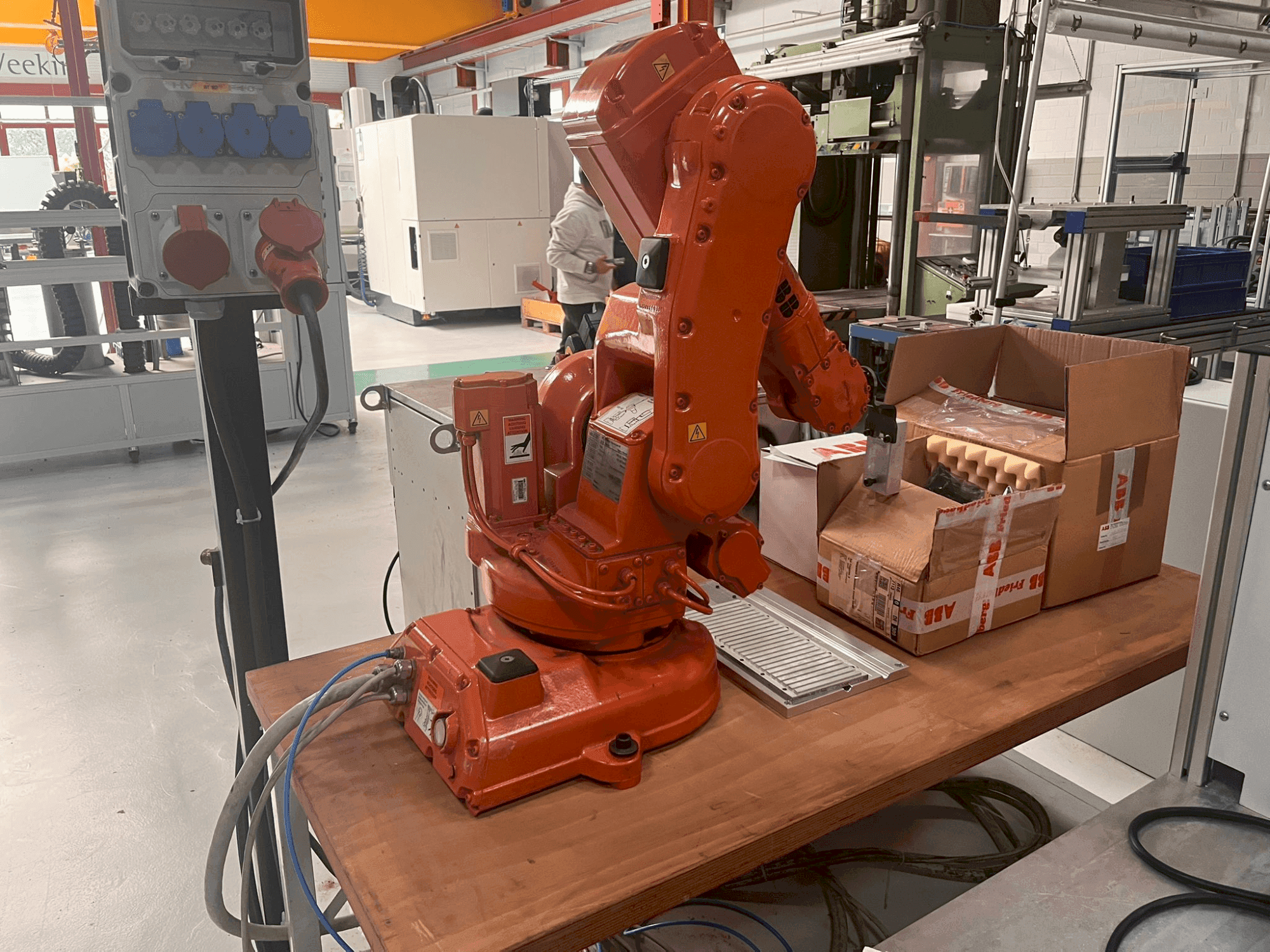 Vista frontale della macchina ABB IRB 140 M2000