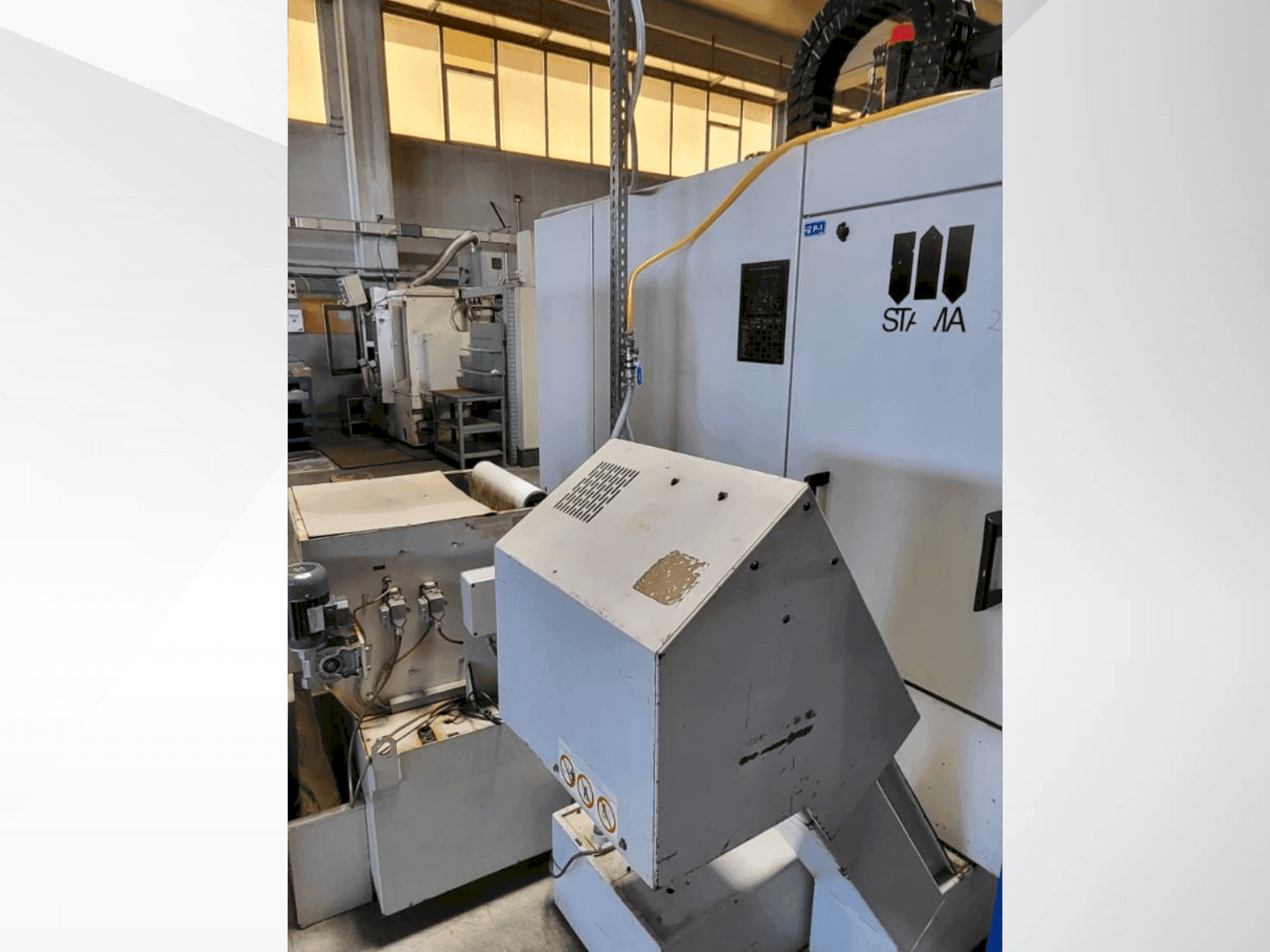 Vista frontale della macchina STAMA MC325