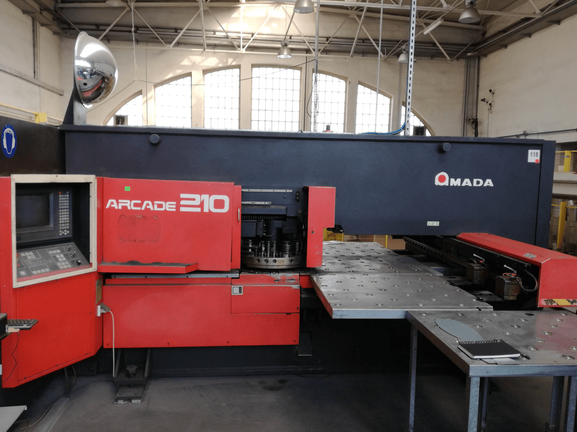 Vista frontale della macchina AMADA ARCADE 210