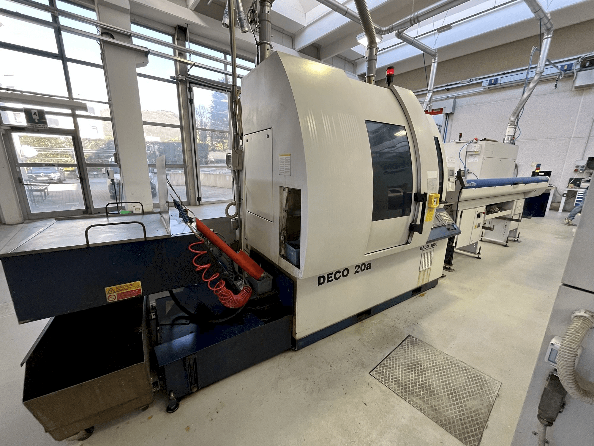 Vista frontale della macchina TORNOS DECO 20A