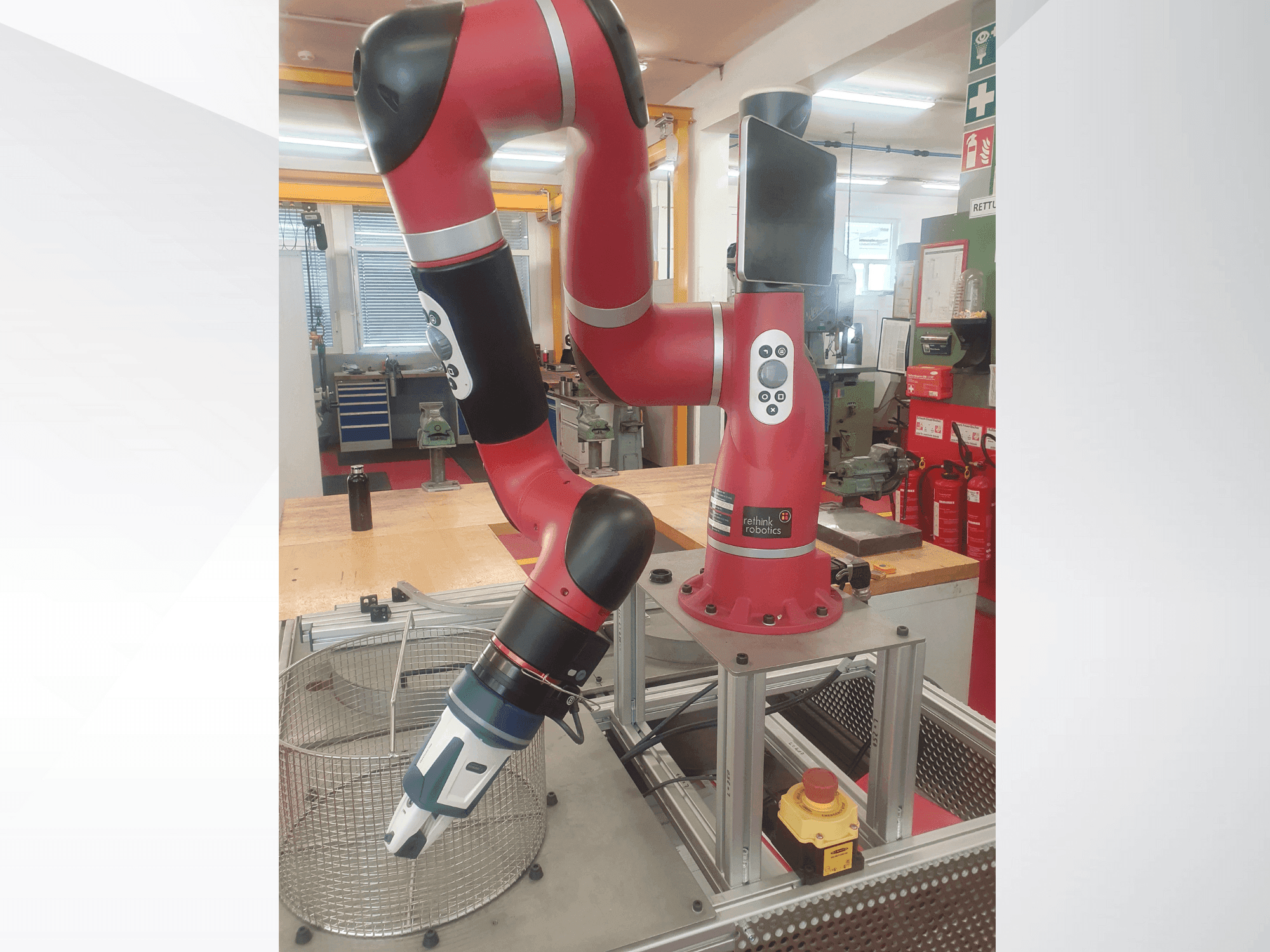 Vista frontale della macchina RETHINK Robotics Sawyer