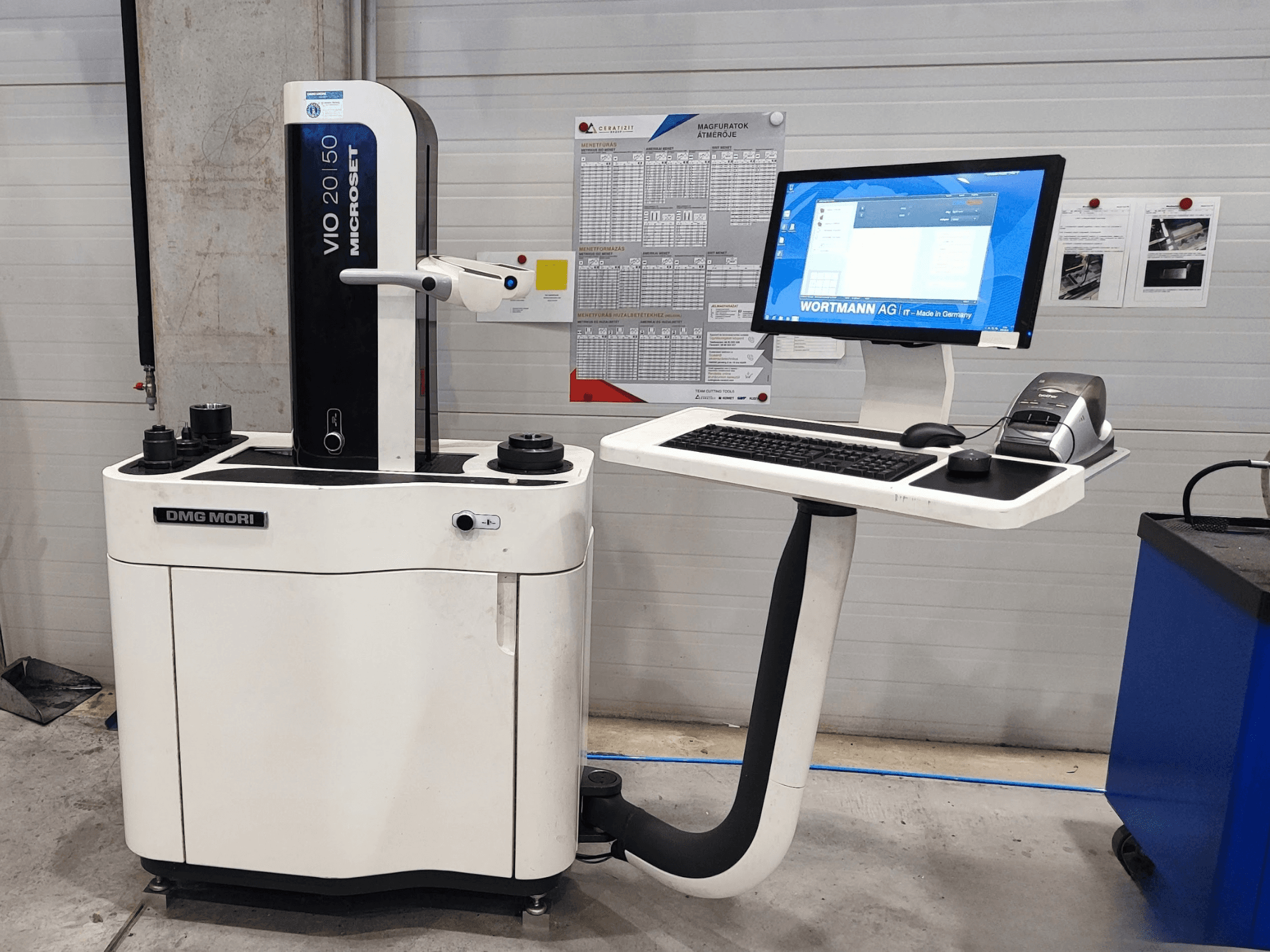 Macchina di misura ottica DMG MORI VIO Basic vista frontale, dotata di monitor touchscreen, tastiera e sensori di misura.