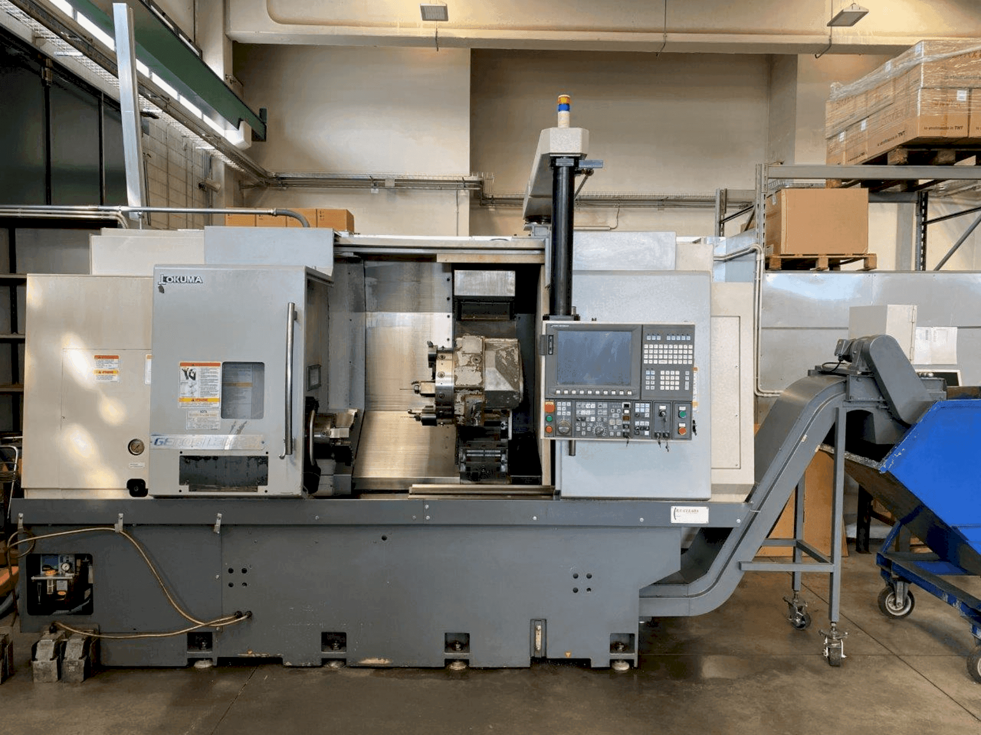 Vista frontale della macchina Okuma Genos L300E-MY