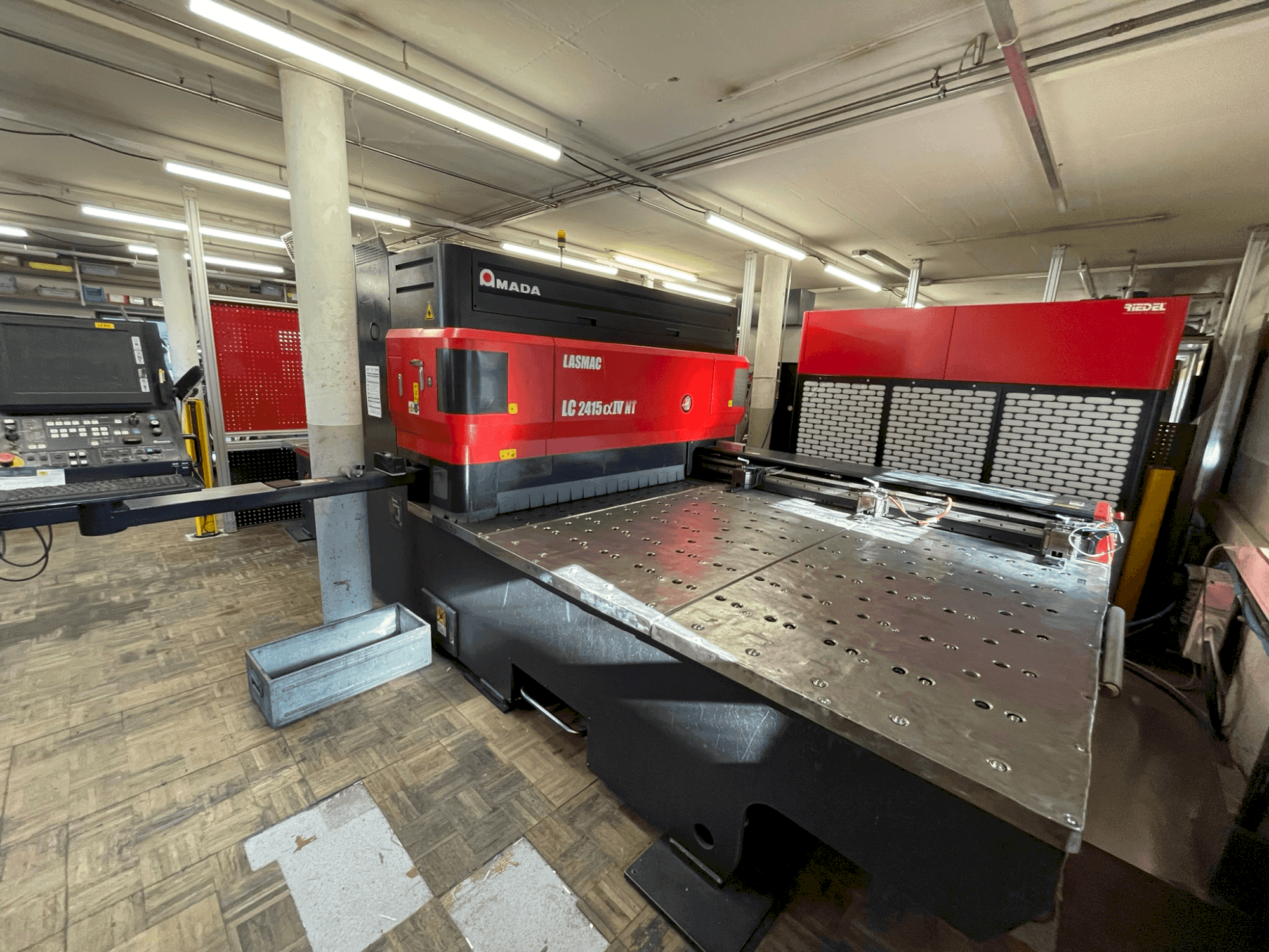 Vista frontale della macchina AMADA LC 2415 α-IV NT