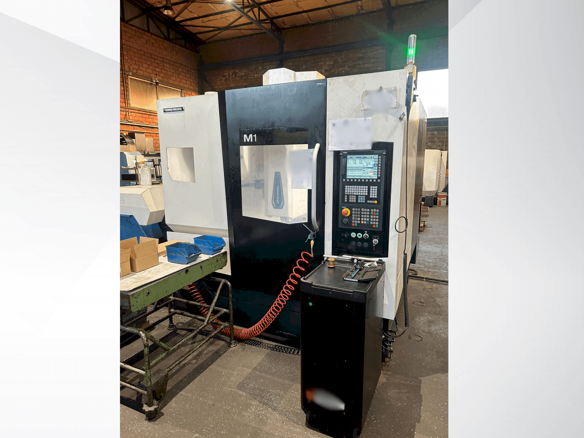 Vista frontale della macchina DMG MORI M1 PRO