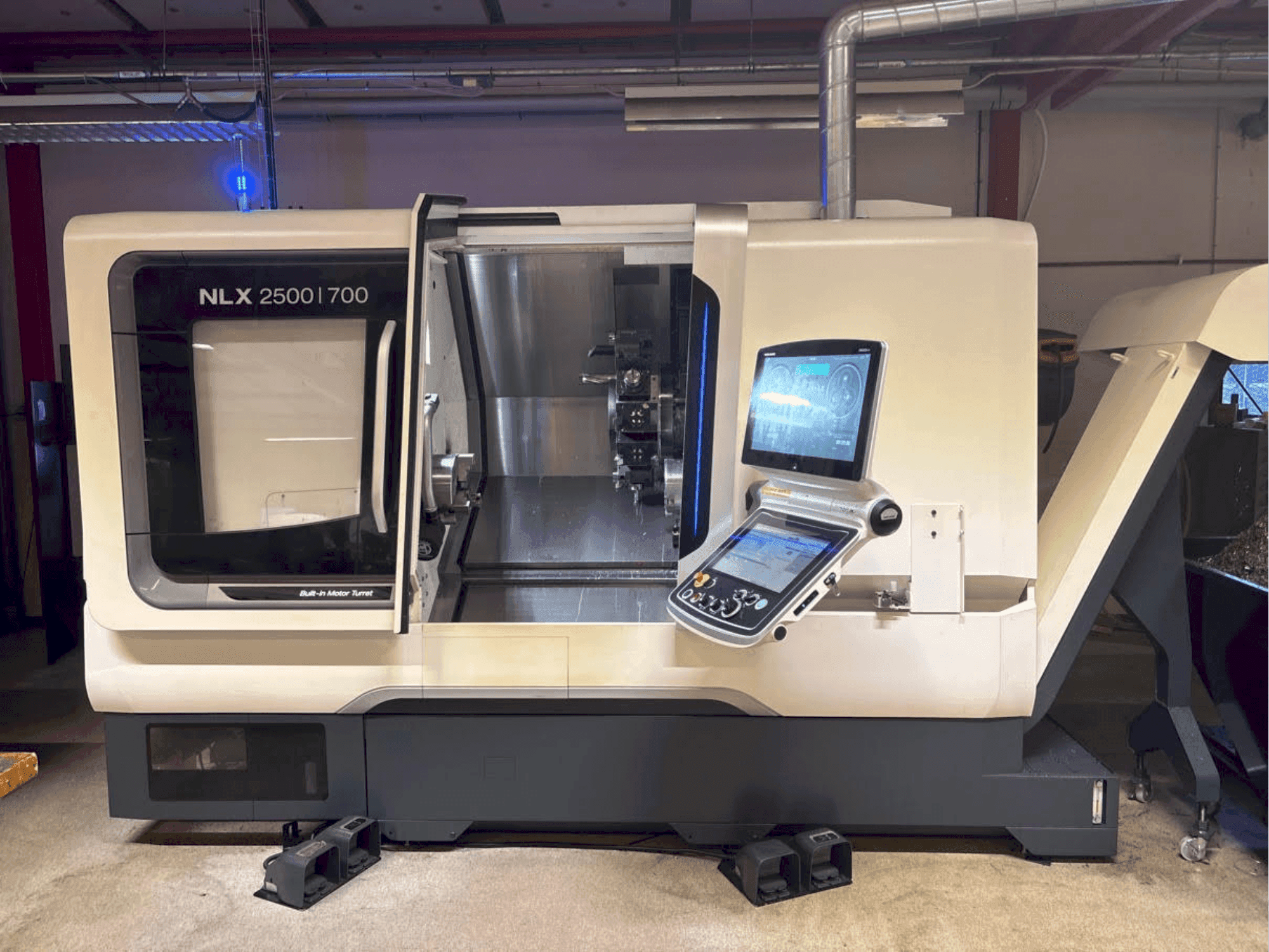 Vista frontale della macchina DMG MORI NLX 2500-700 SY