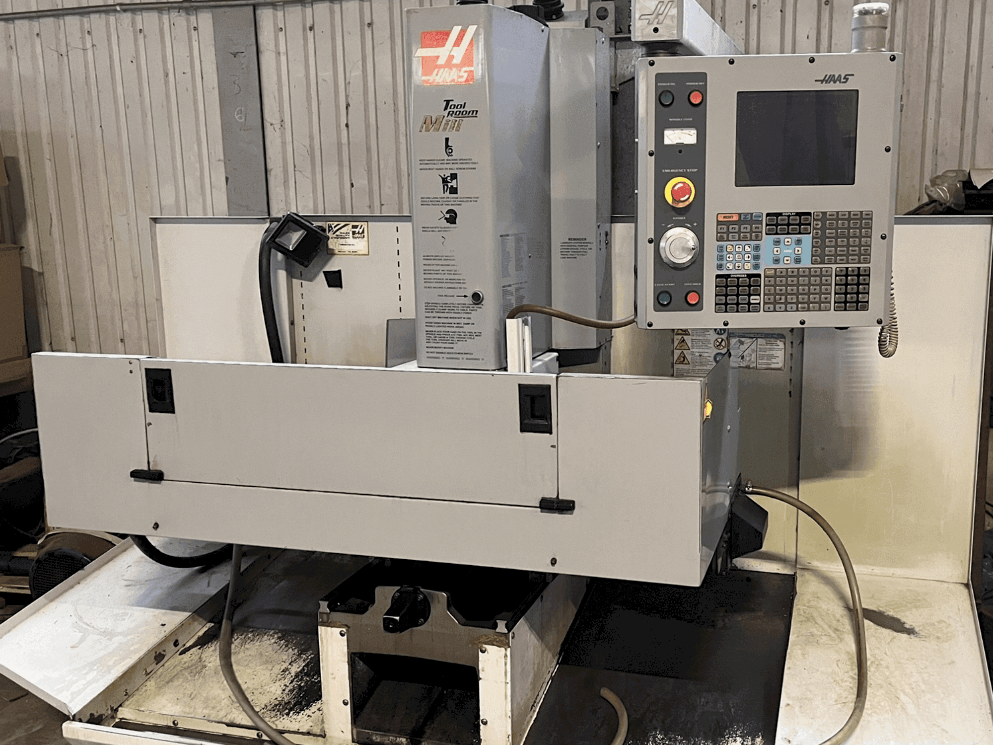 Vista frontale della macchina HAAS TM-2HE