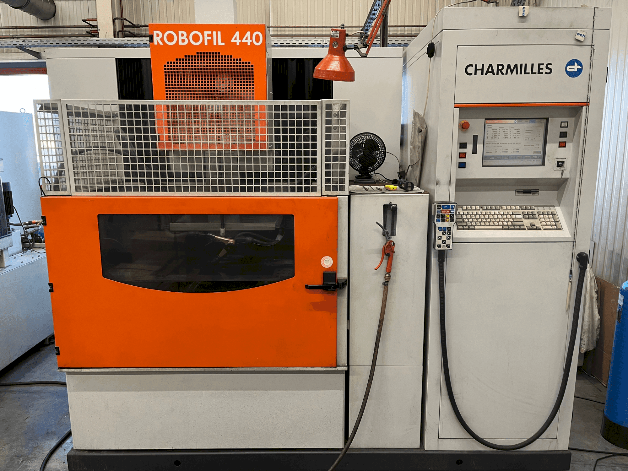Vista frontale della macchina CHARMILLES Robofil 440