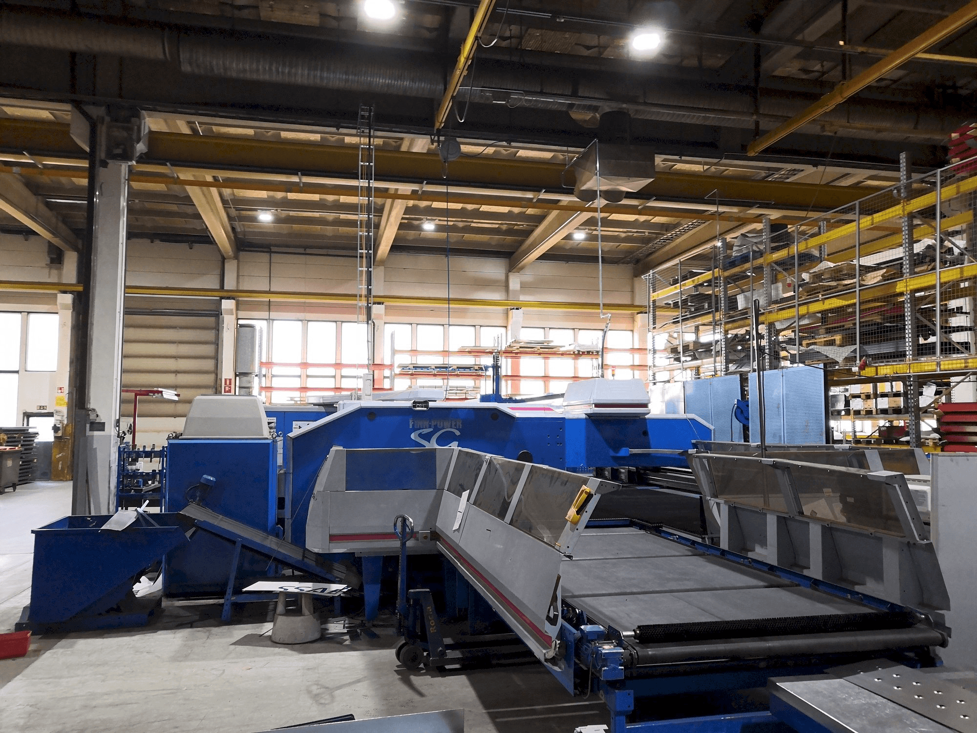 Vista frontale della macchina Finn-Power SG6