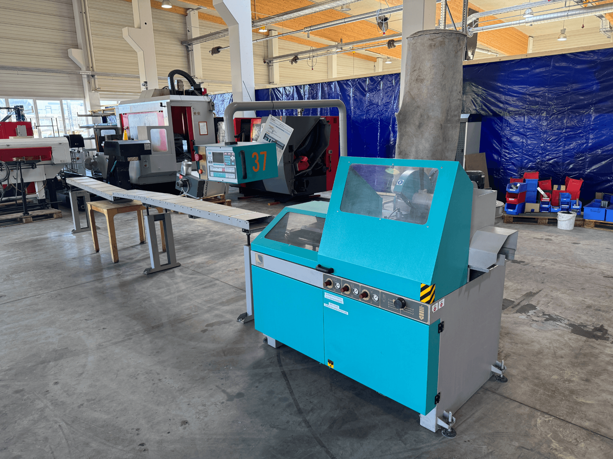 Sega circolare per metalli Imet VELOX 350 AF-ENC in un'officina, vista frontale che mostra il pannello di controllo e il sistema di aspirazione delle polveri.