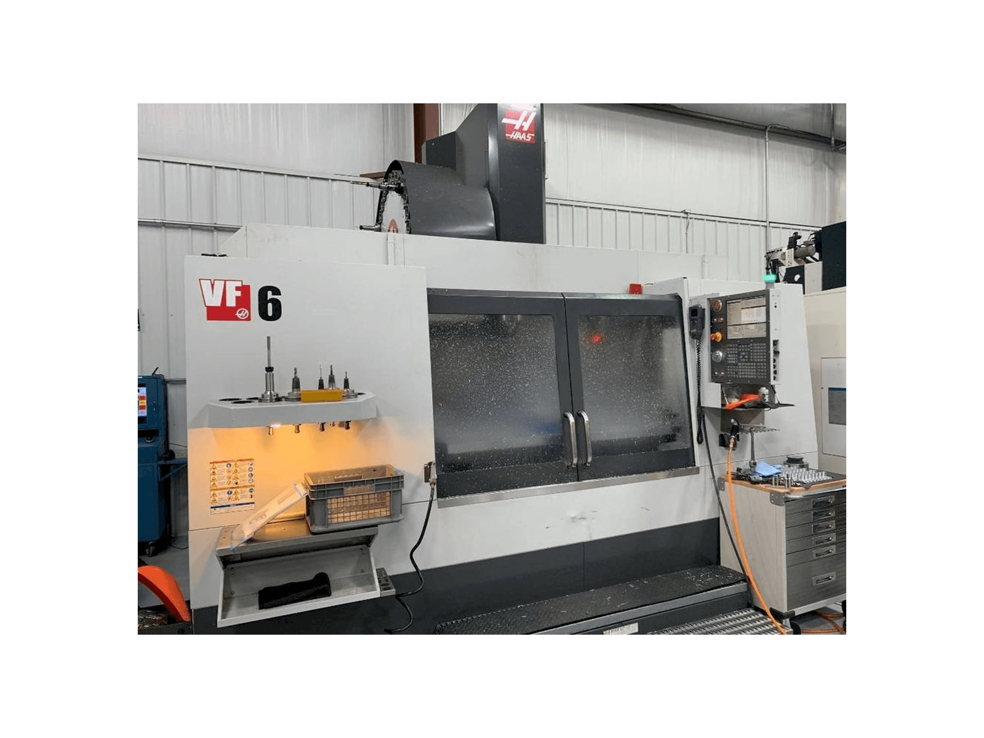 Vista frontale della macchina HAAS VF-6/50