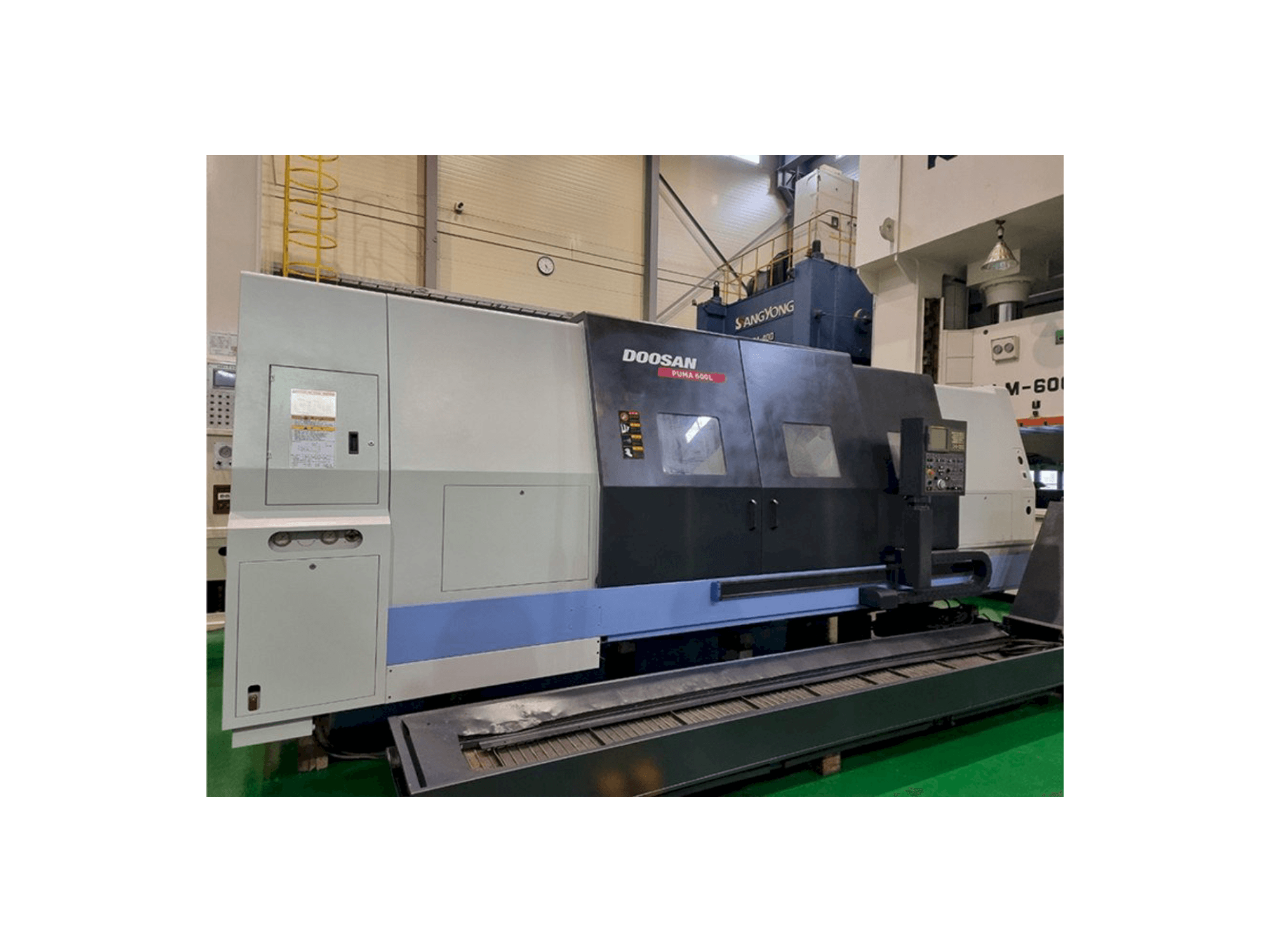 Vista frontale della macchina Doosan Puma 600L