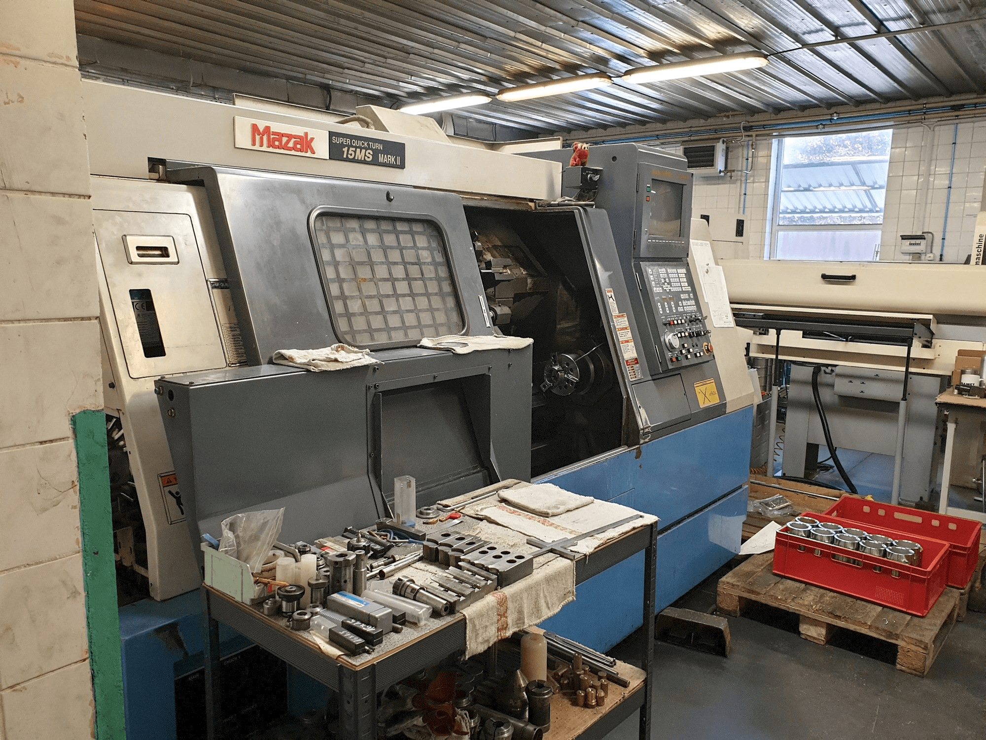 Vista frontale della macchina Mazak SQT 15MS