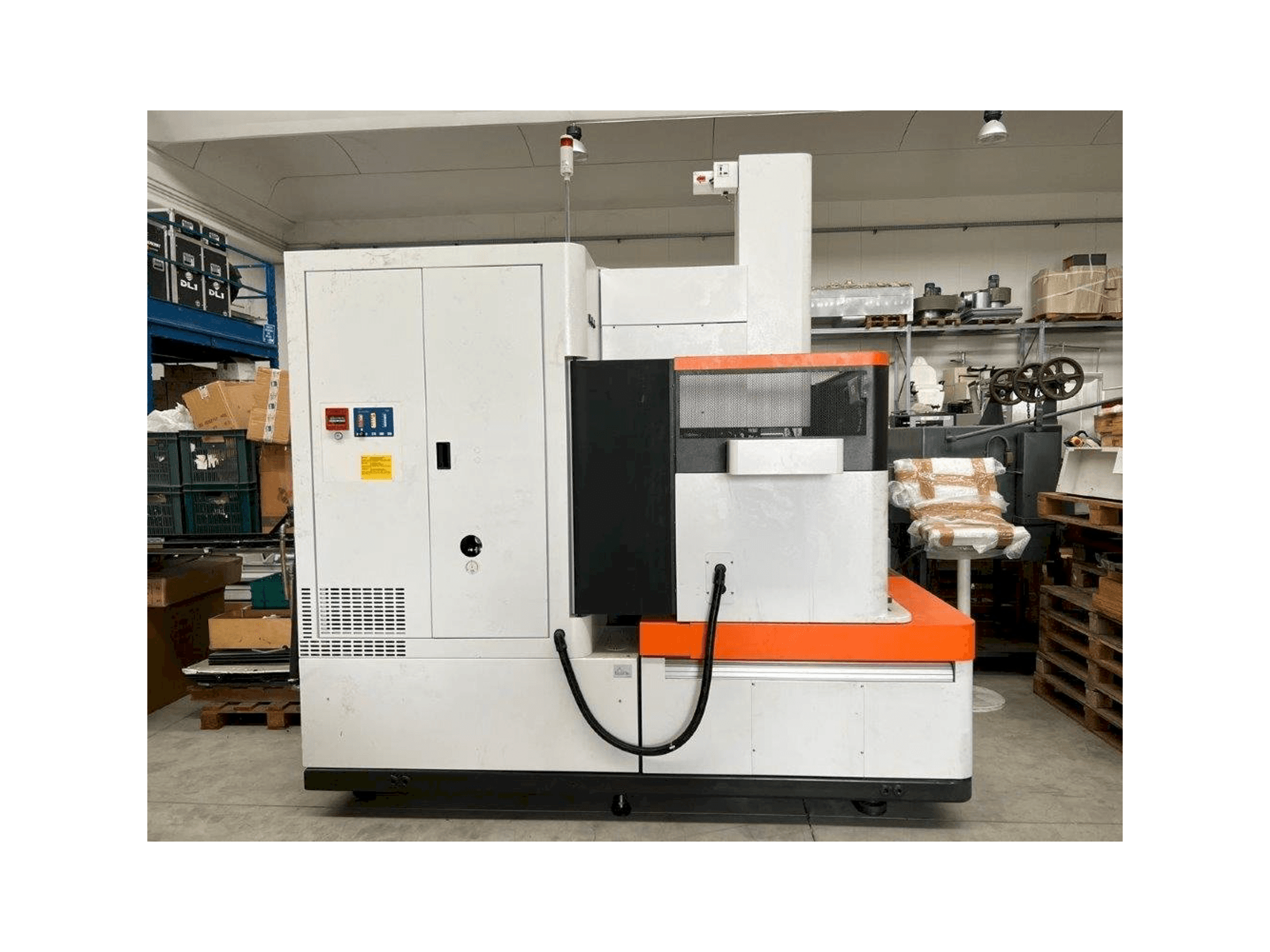 Vista frontale della macchina AgieCharmilles FORM 30