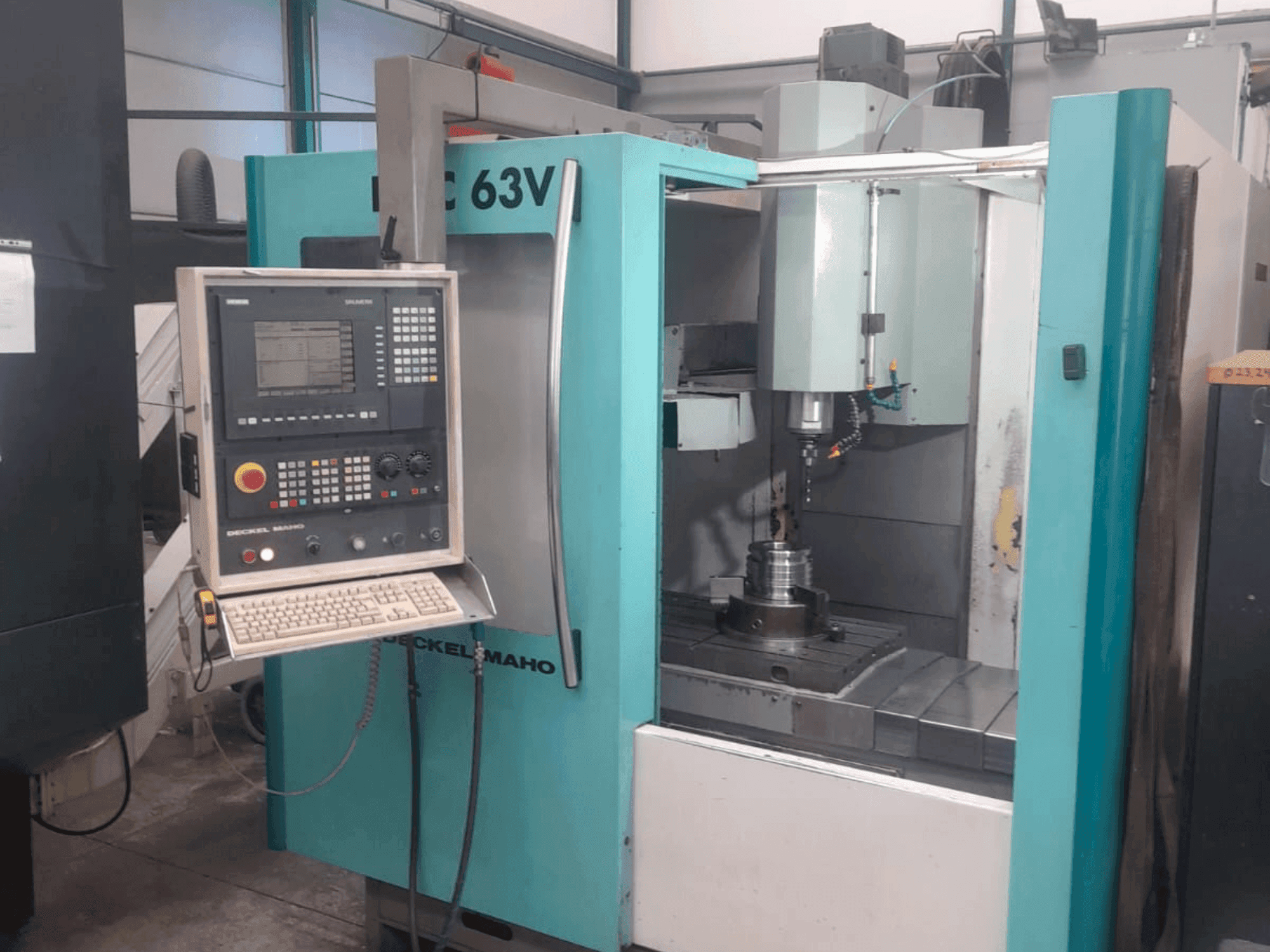 Vista frontale della macchina DECKEL DMC-63V
