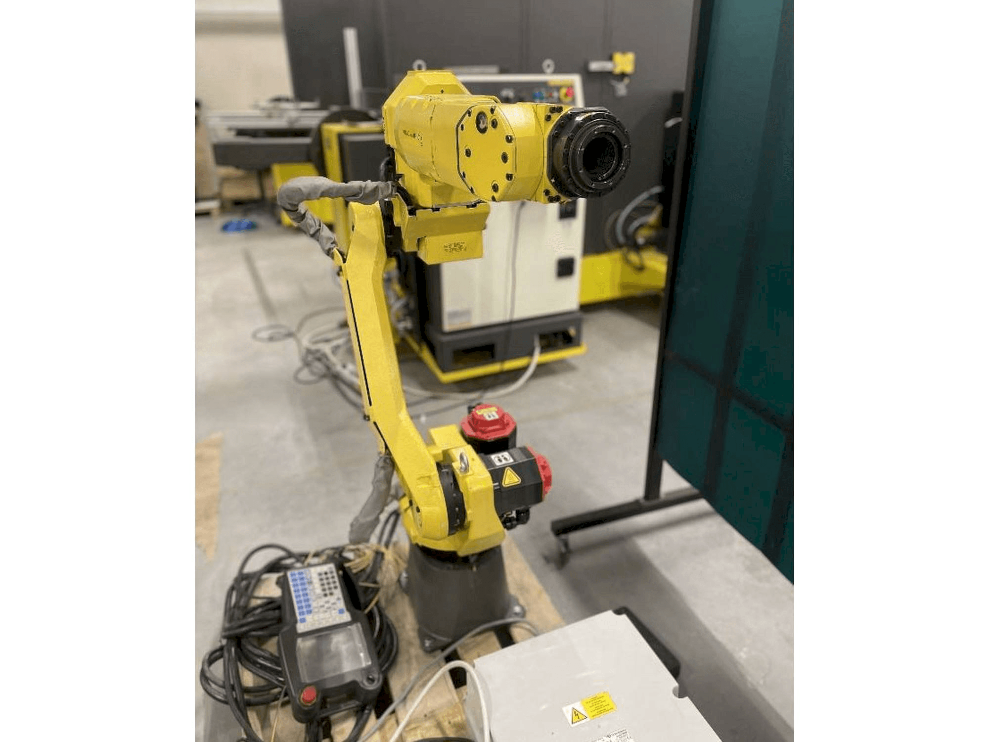 Vista frontale della macchina FANUC M10iA/12