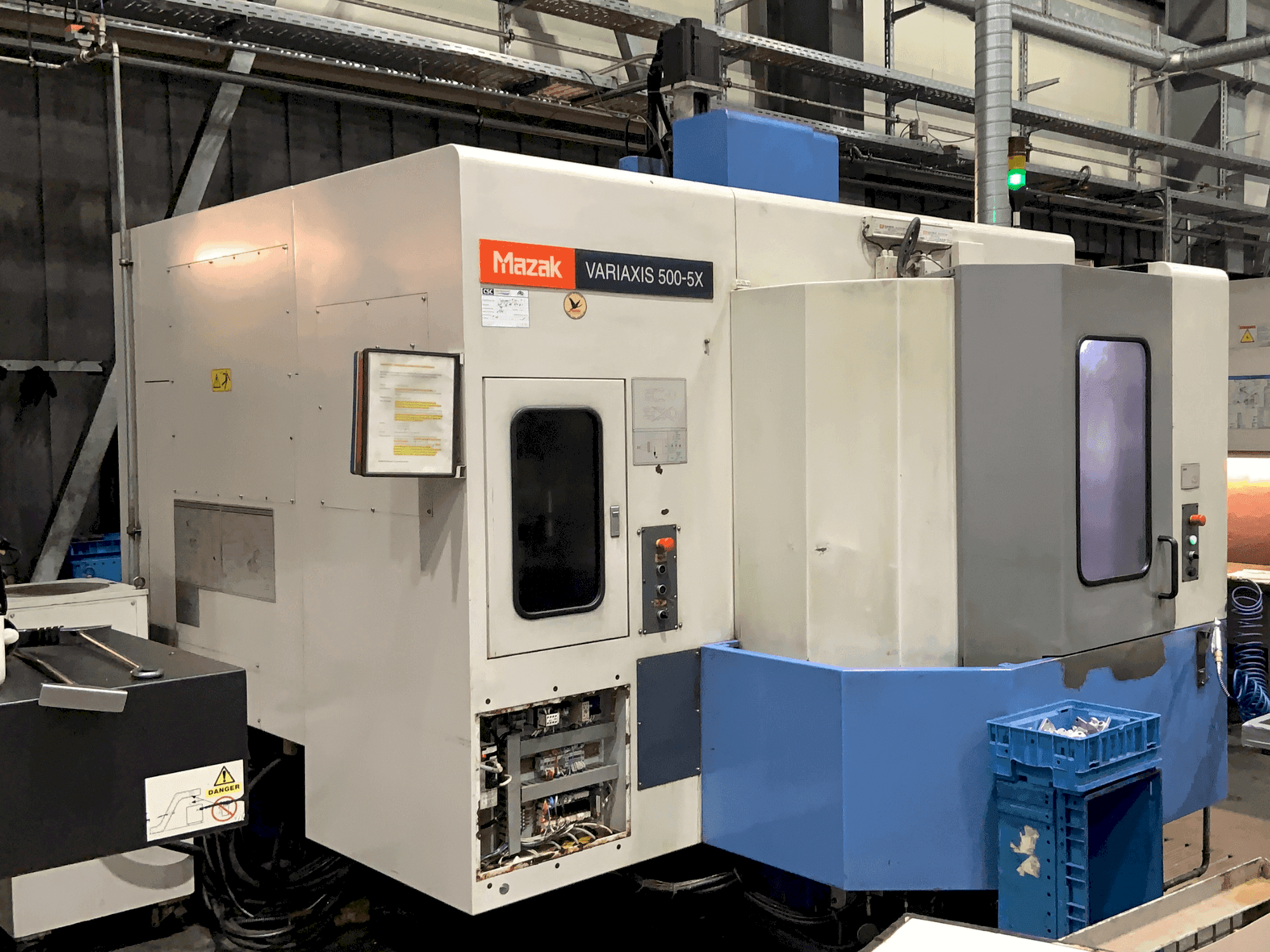 Vista frontale della macchina Mazak VARIAXIS 500 5X