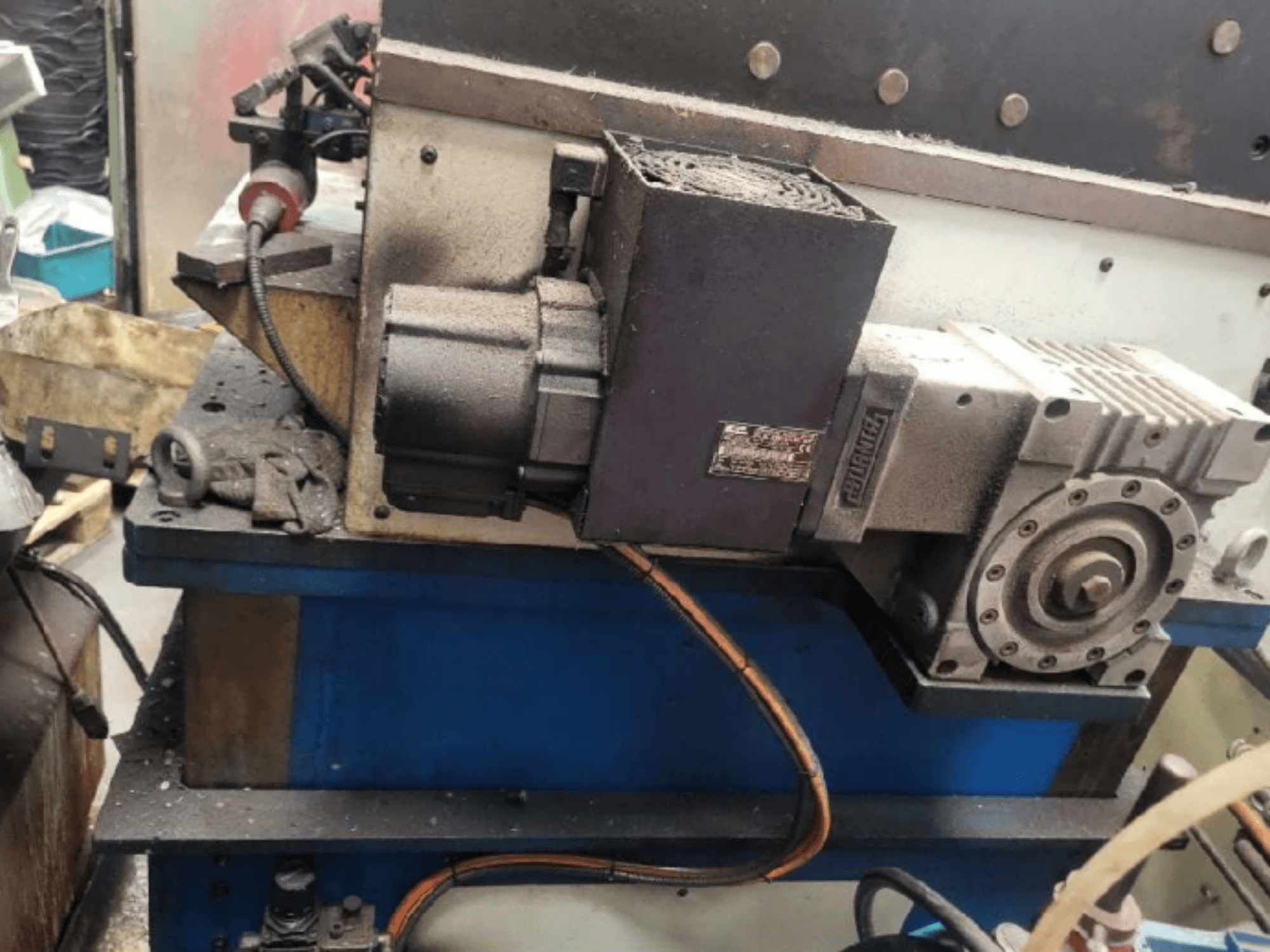 Pressa meccanica PRESSIX 160 CNR 6, vista laterale che mostra il motore e i collegamenti su una piattaforma blu.