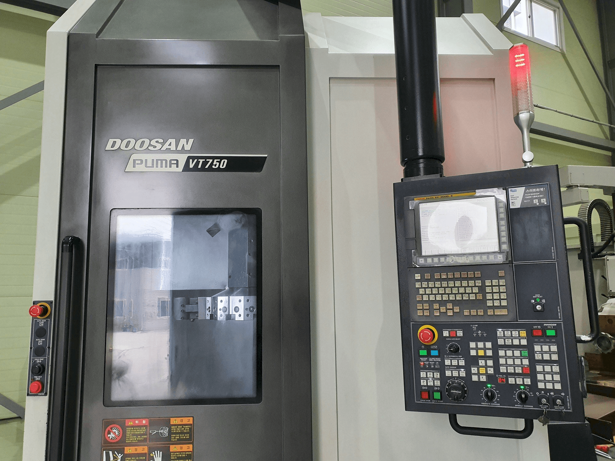 Vista frontale della macchina Doosan VT750
