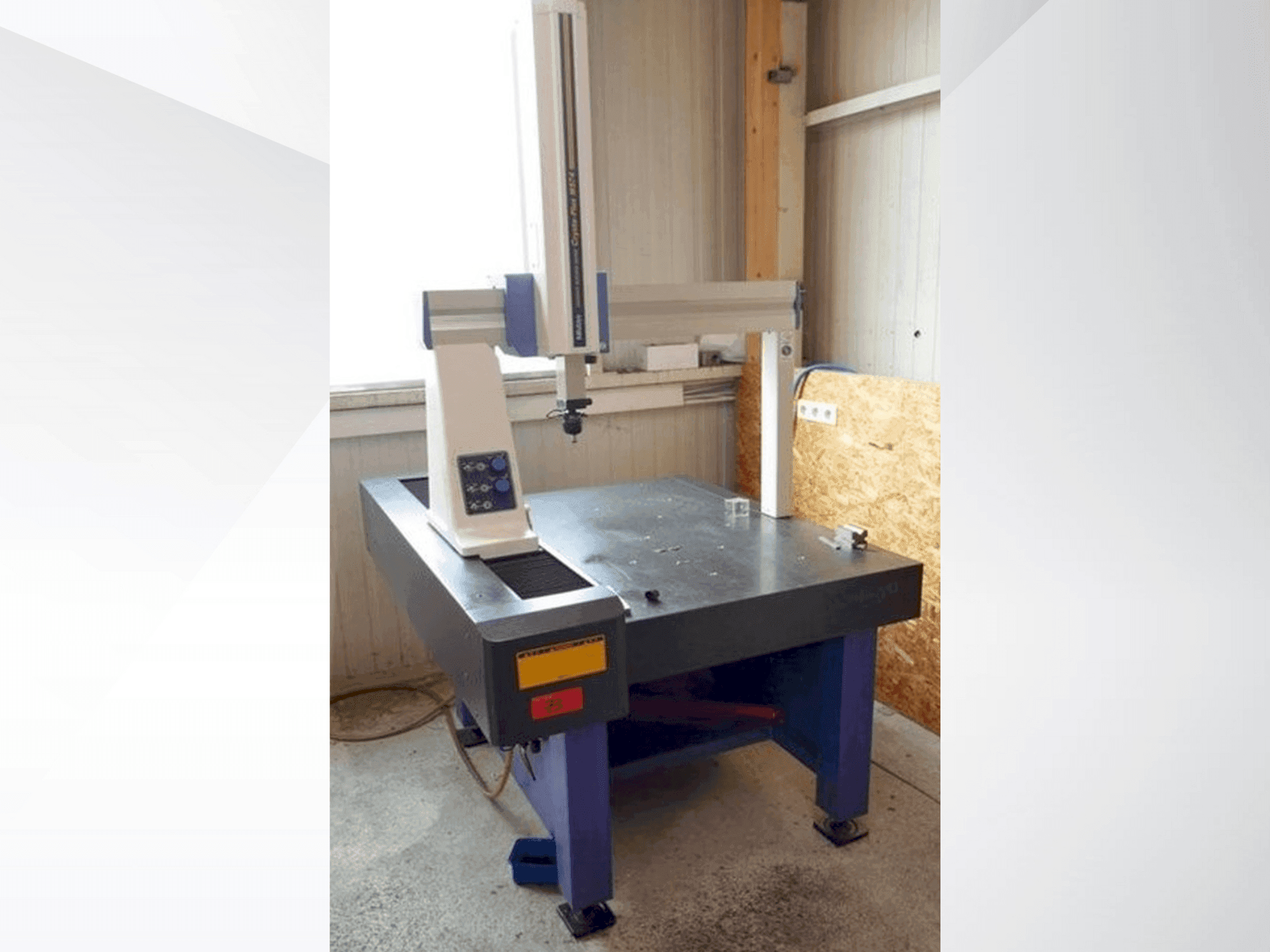 Vista frontale della macchina Mitutoyo Crysta-Plus M574