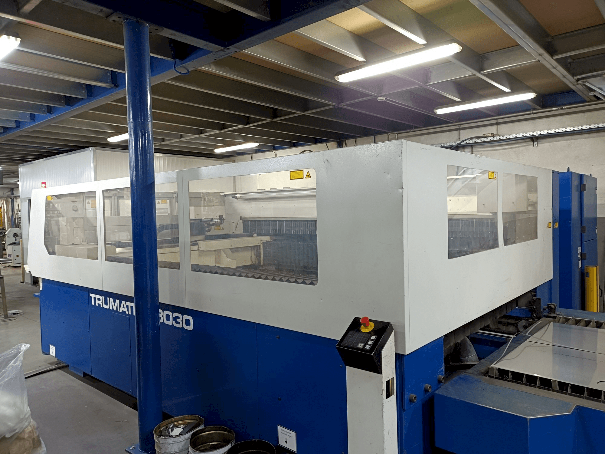 Vista frontale della macchina Trumpf Trumatic L3030