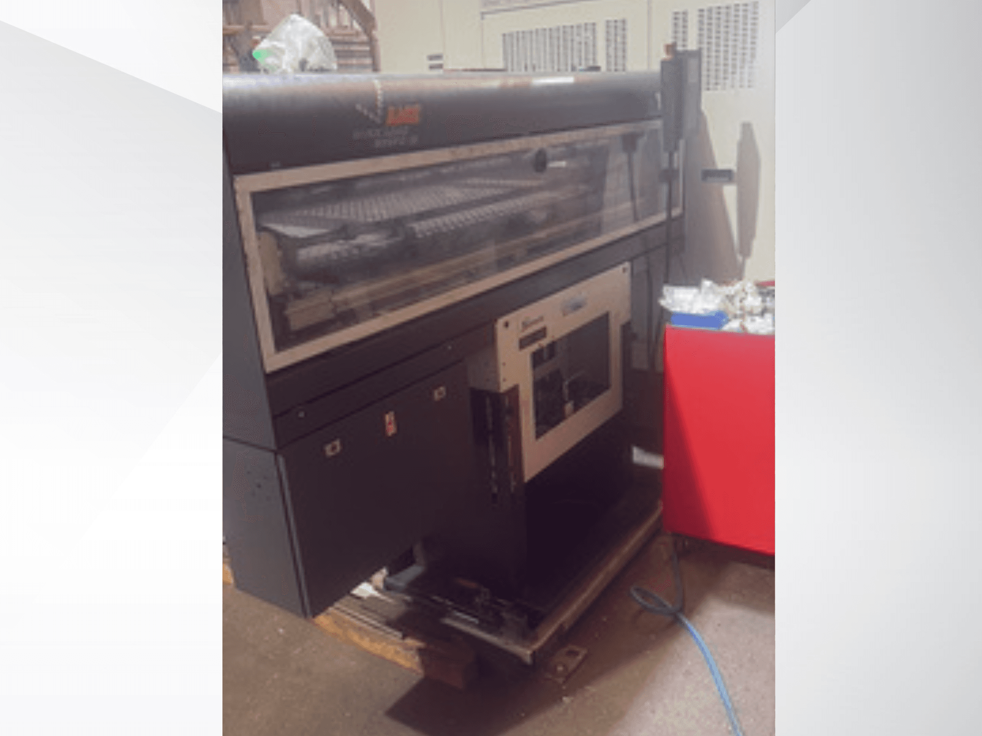 Centro di tornitura-fresatura CMZ TTL66, vista laterale che mostra il pannello di controllo, le caratteristiche operative e gli accessori collegati su una postazione di lavoro.