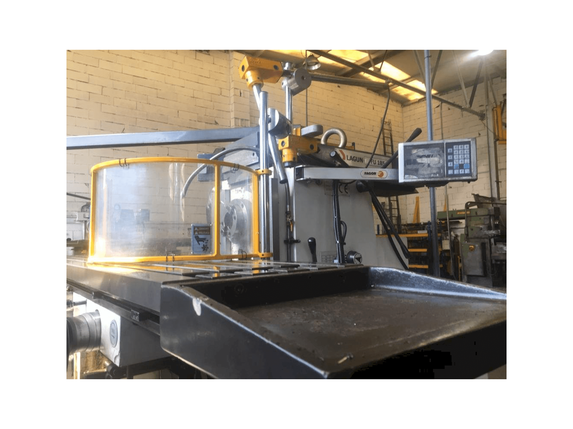 Vista frontale della macchina LAGUN FU-185