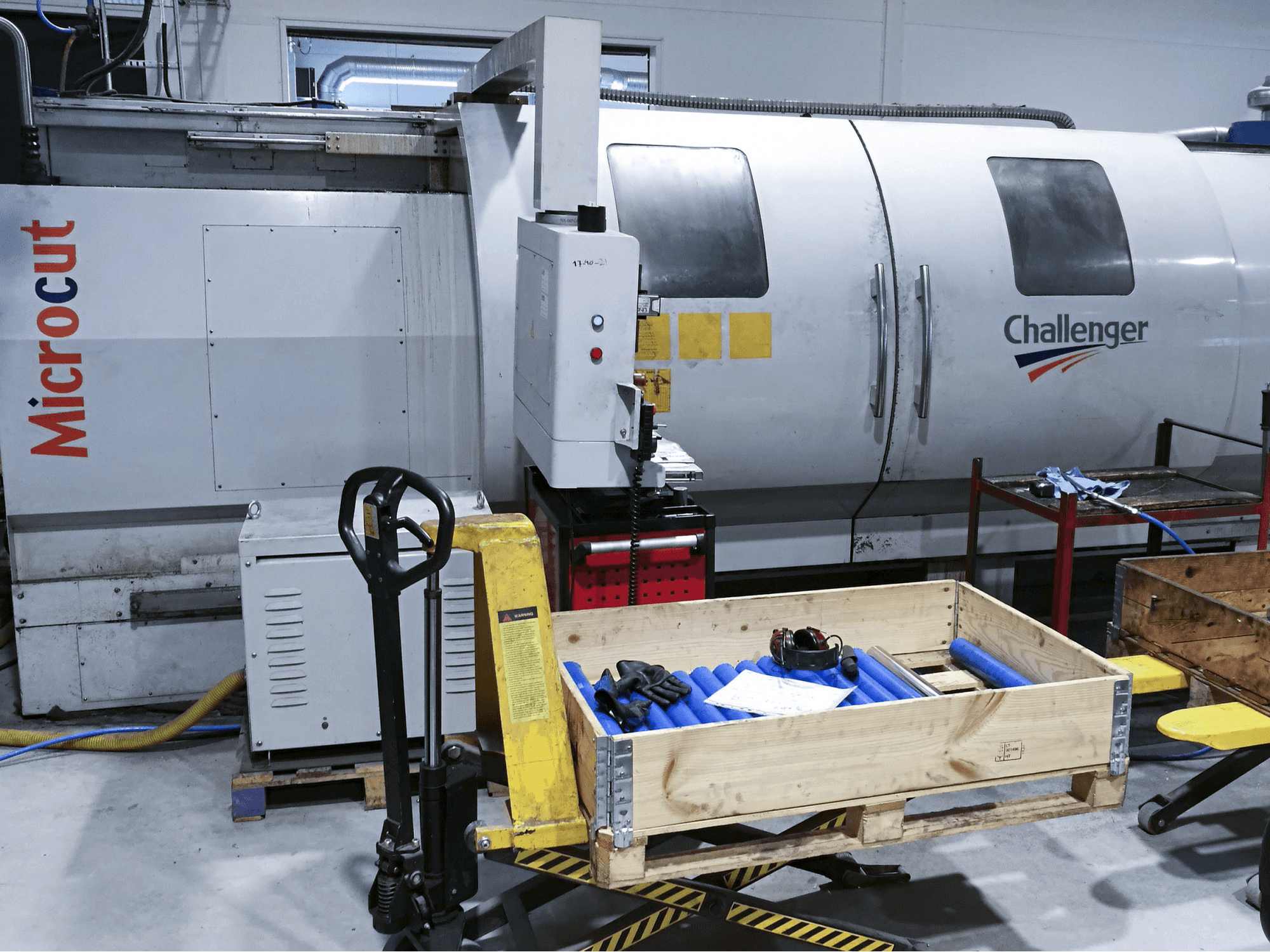 Vista frontale della macchina MICROCUT BNC-30160X