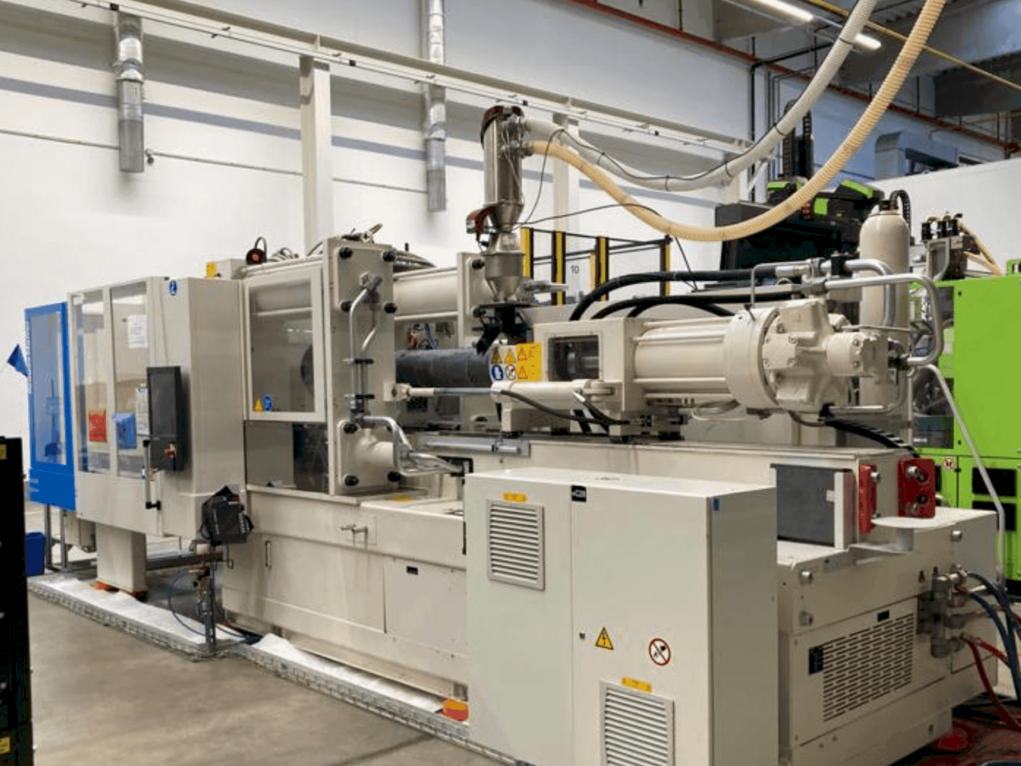 Vista frontale della macchina Krauss Maffei 420-2000 CX