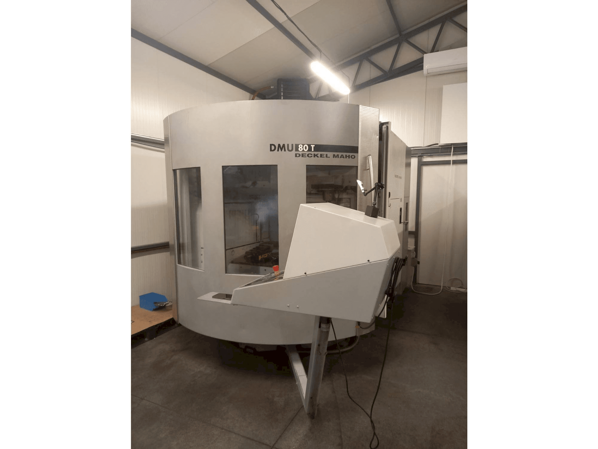 Vista frontale della macchina DECKEL MAHO DMU 80T