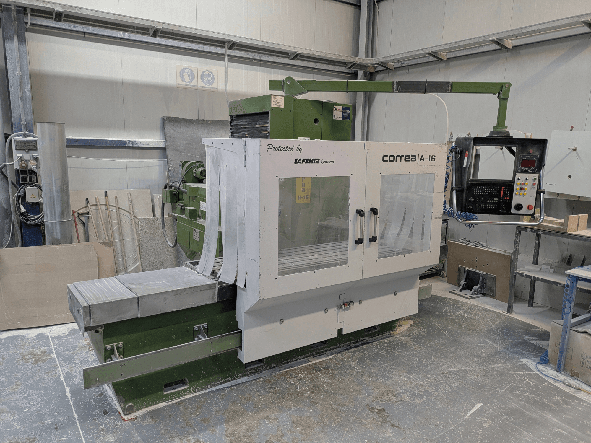 Fresatrice Correa A-16 in un'officina, vista frontale con pannello di controllo e piano di lavoro, che mostra il design industriale e la funzionalità.