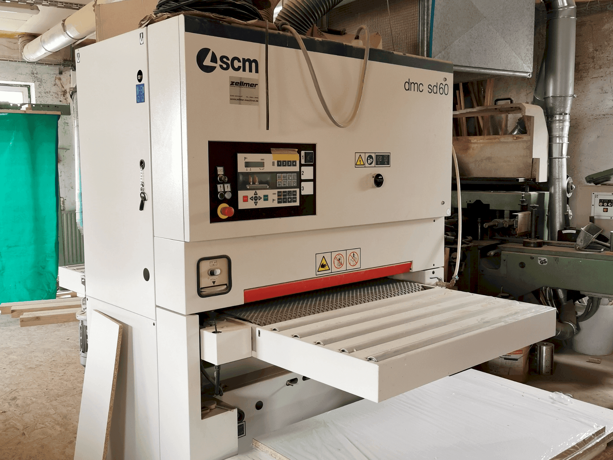 Vista frontale della macchina SCM DMC sd60